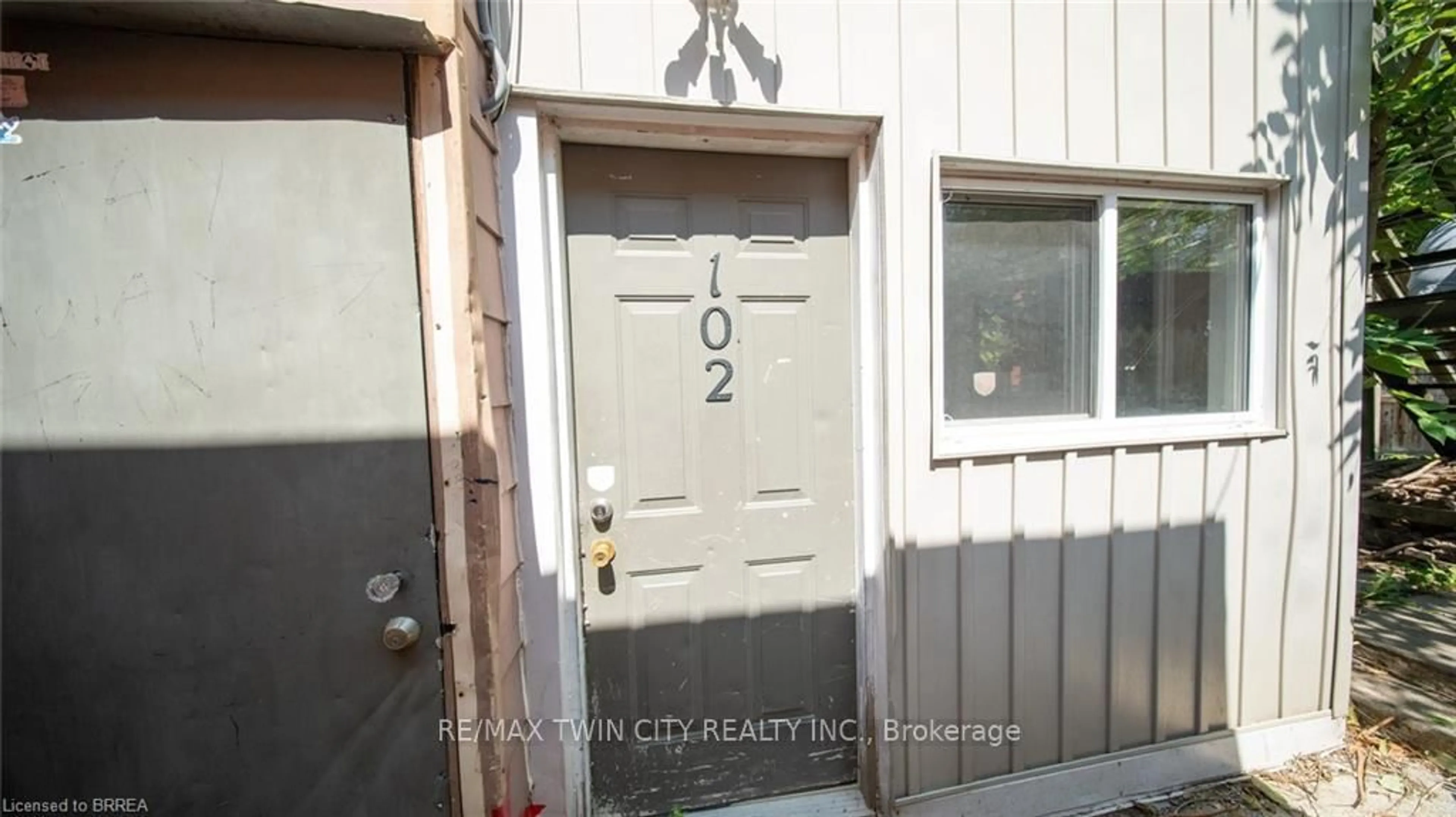 Indoor entryway for 175 Market St, Brantford Ontario N3T 3A6