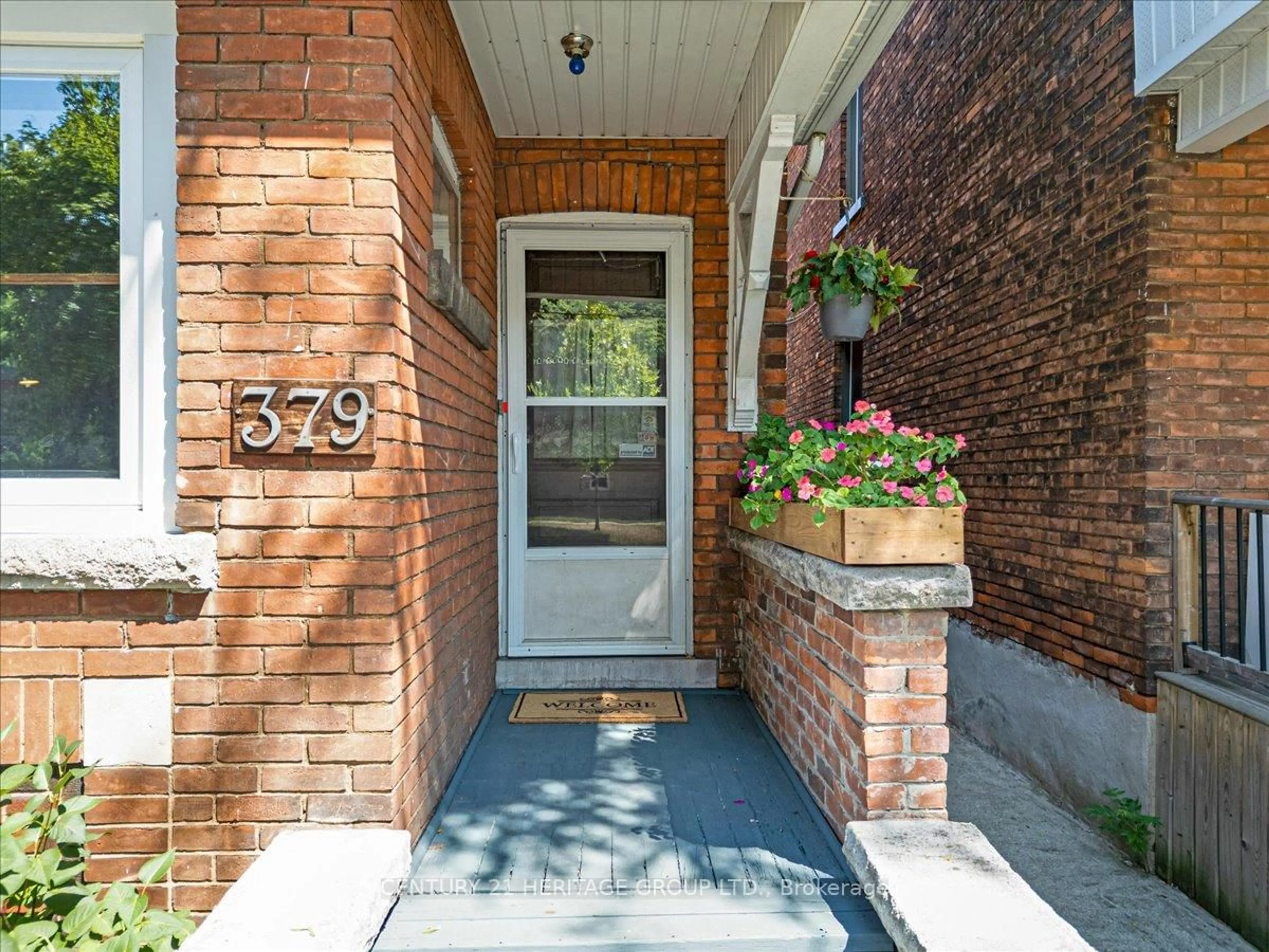 Indoor entryway for 379 Cumberland Ave, Hamilton Ontario L8M 2A5