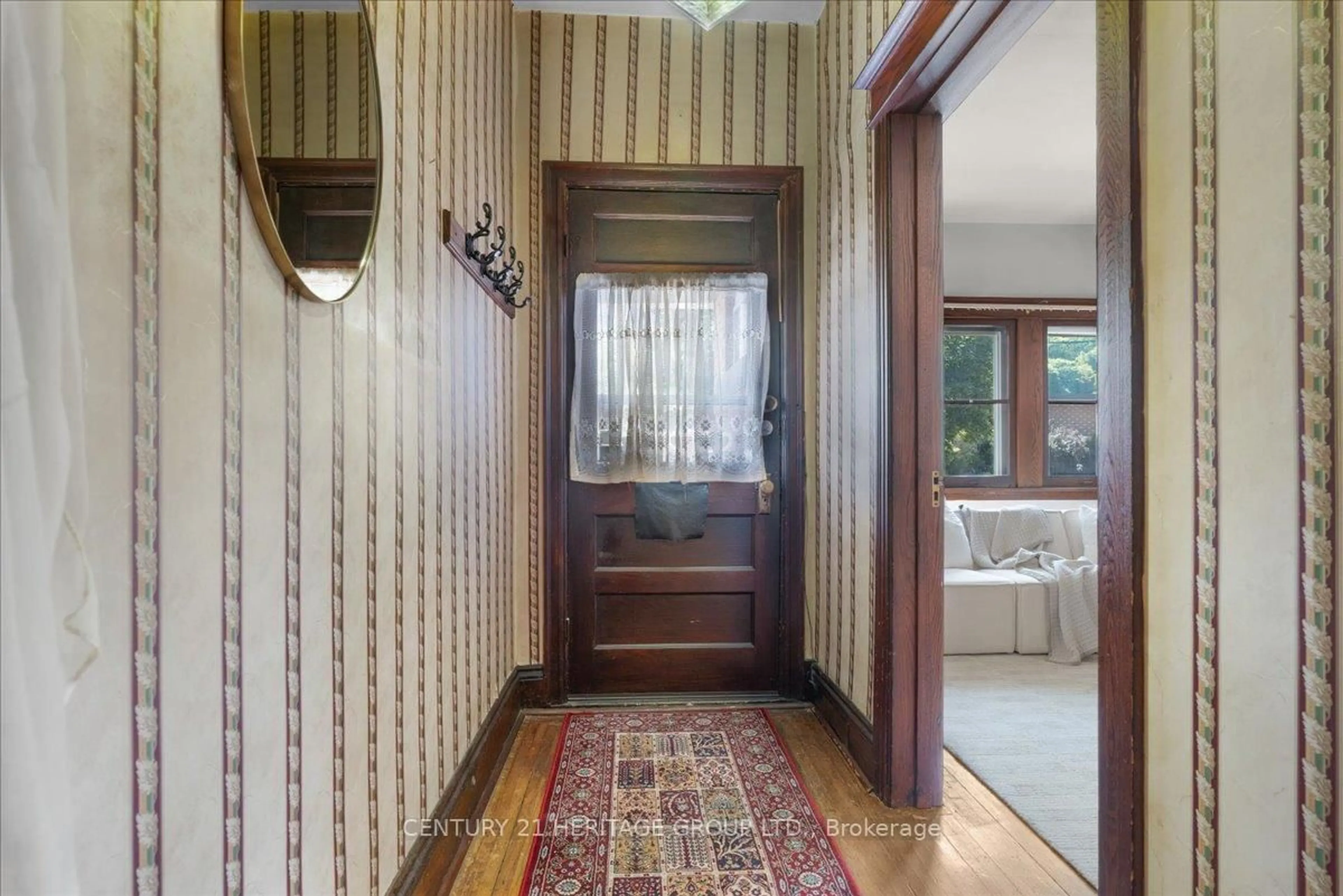 Indoor foyer for 379 Cumberland Ave, Hamilton Ontario L8M 2A5