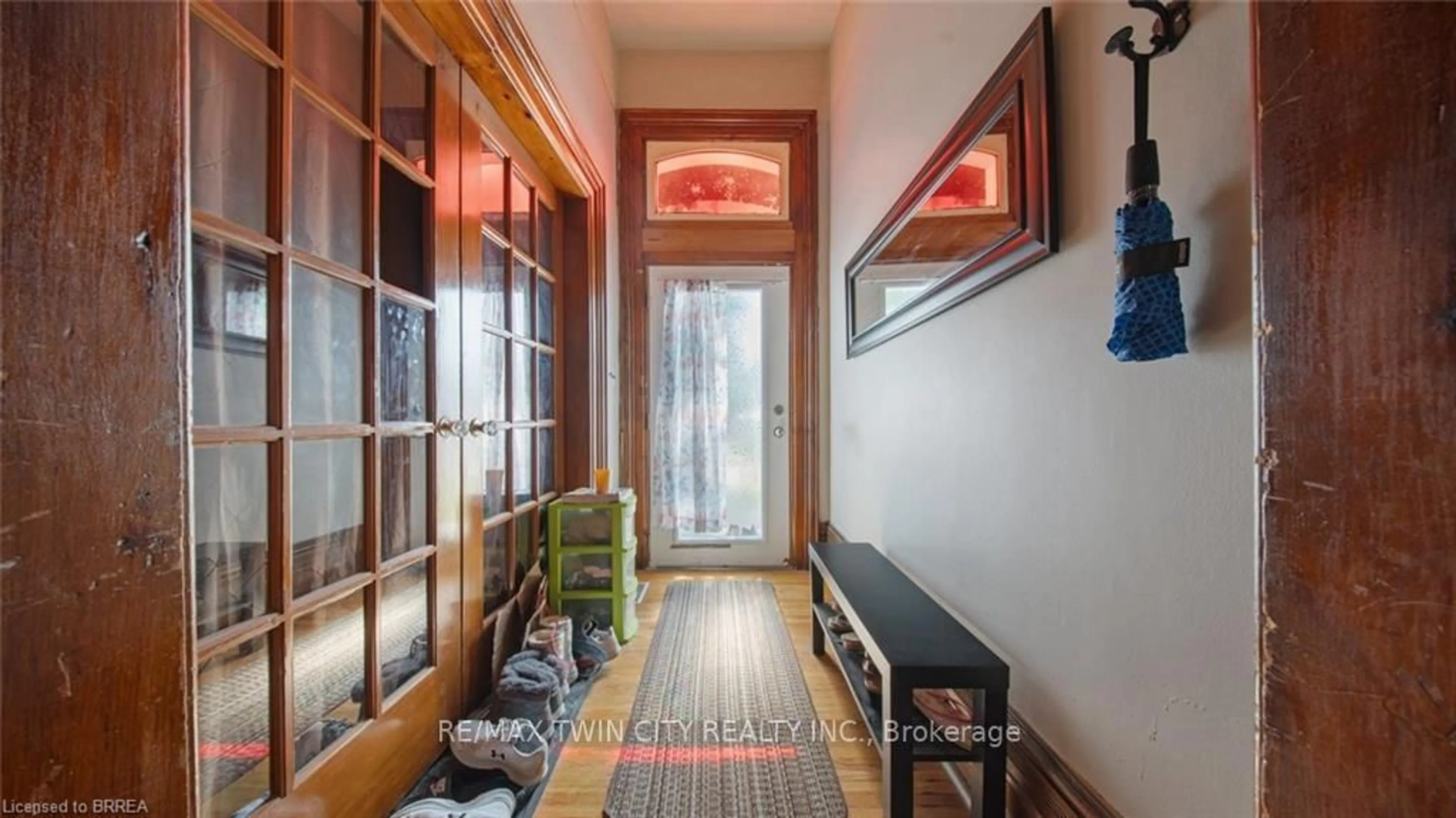 Indoor foyer for 41 St George St, Brantford Ontario N3R 1V2