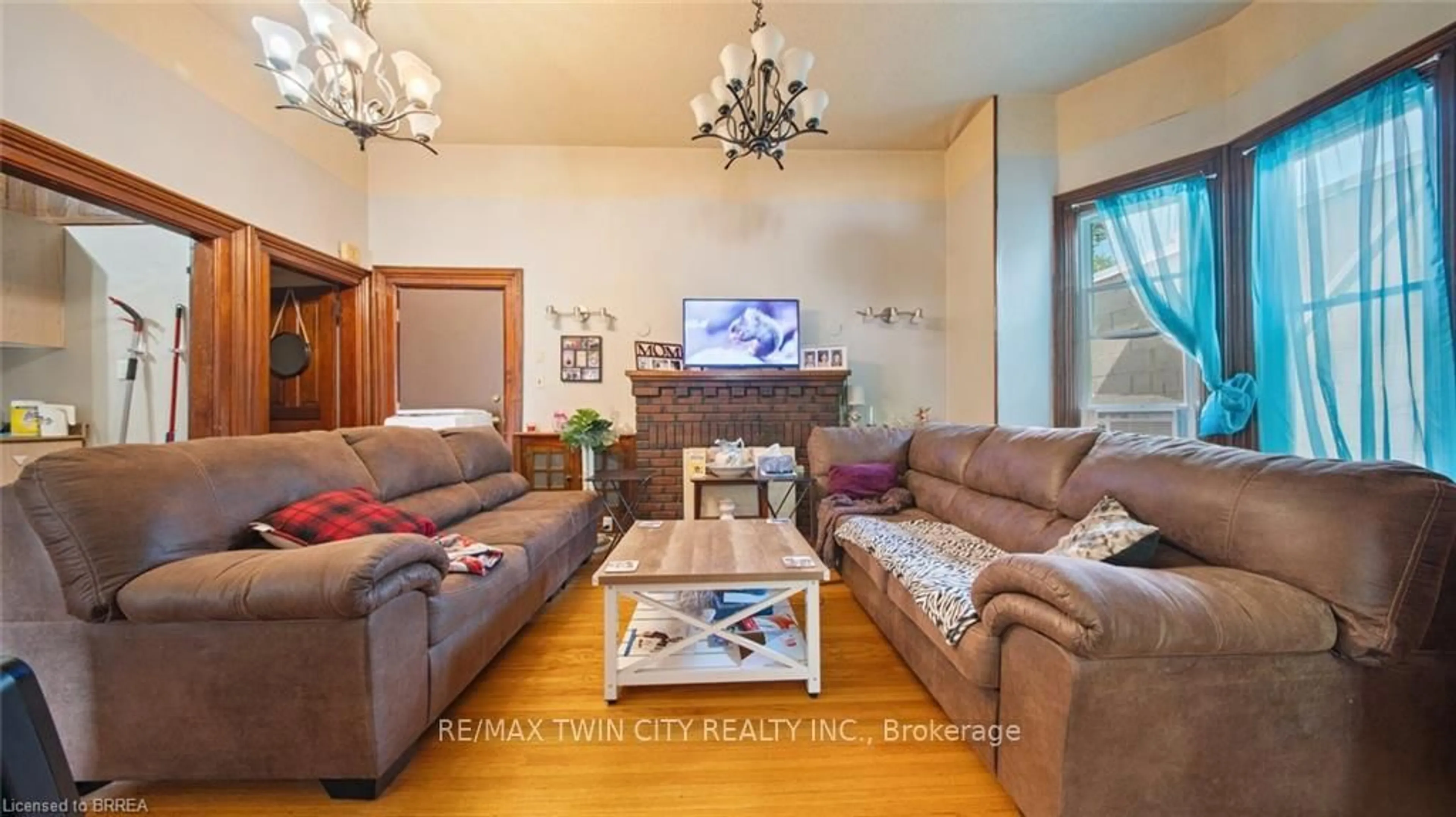 Living room with furniture, unknown for 41 St George St, Brantford Ontario N3R 1V2