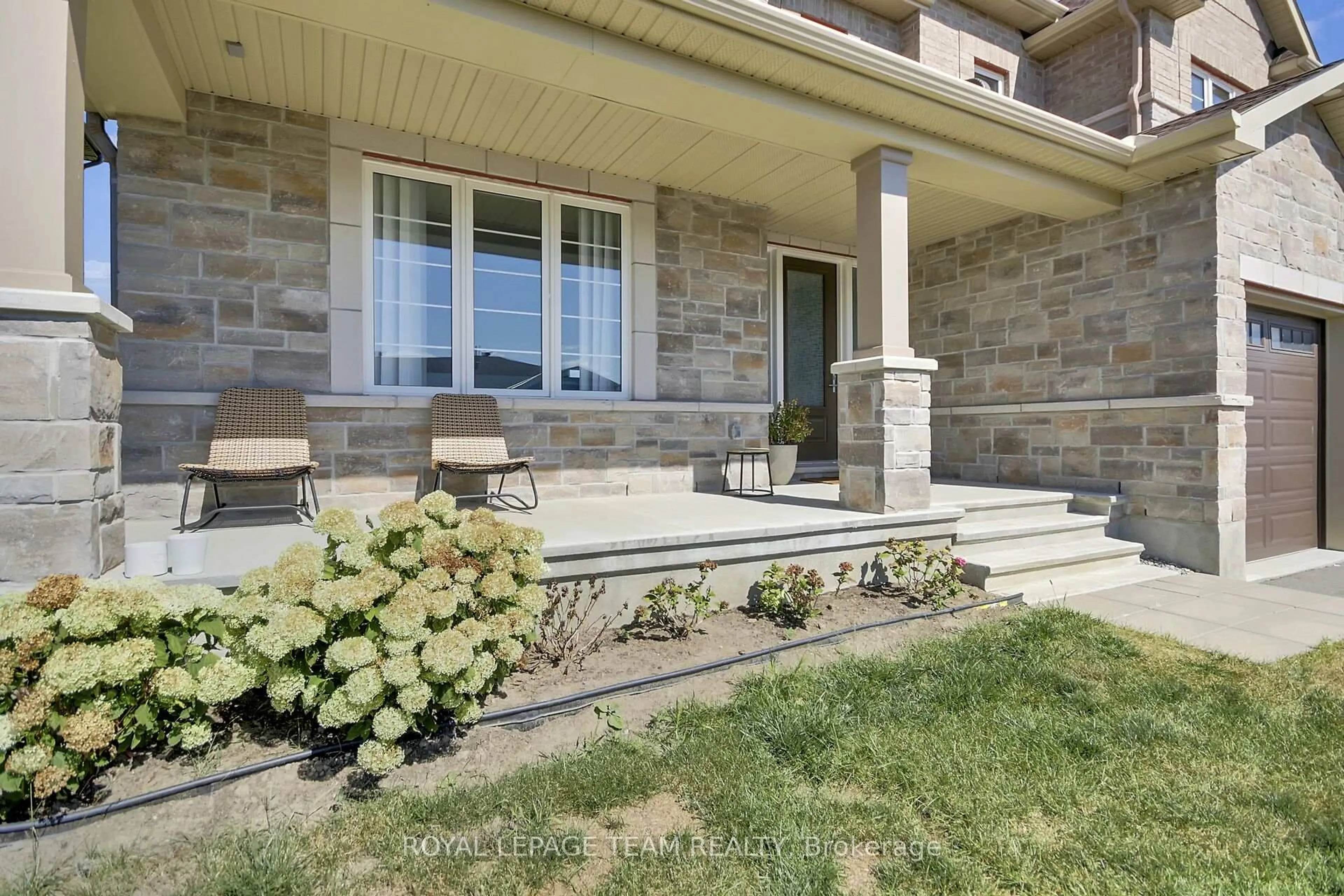 Patio, street for 737 Coast Circ, Manotick Ontario K4M 0N5