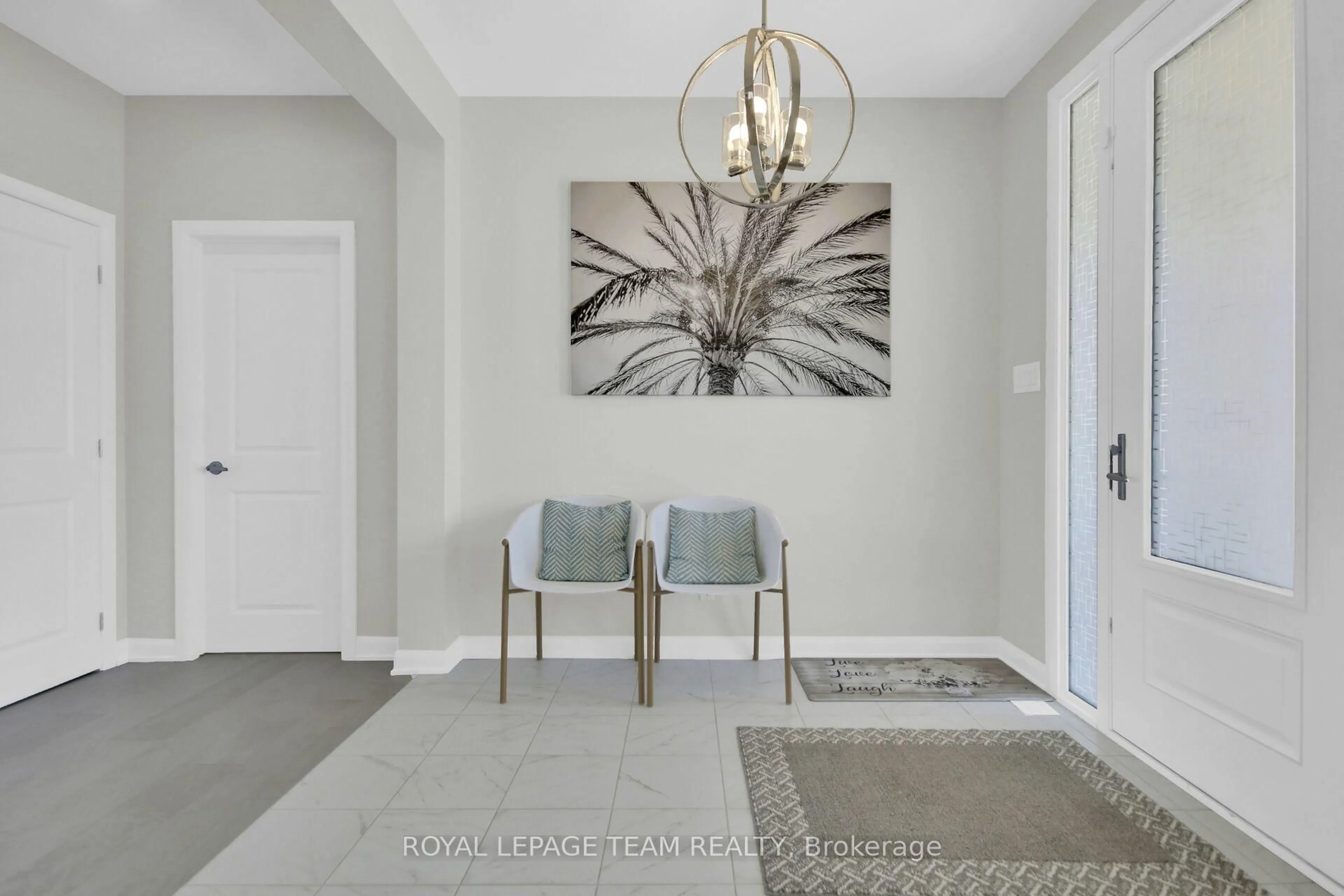 Indoor entryway for 737 Coast Circ, Manotick Ontario K4M 0N5