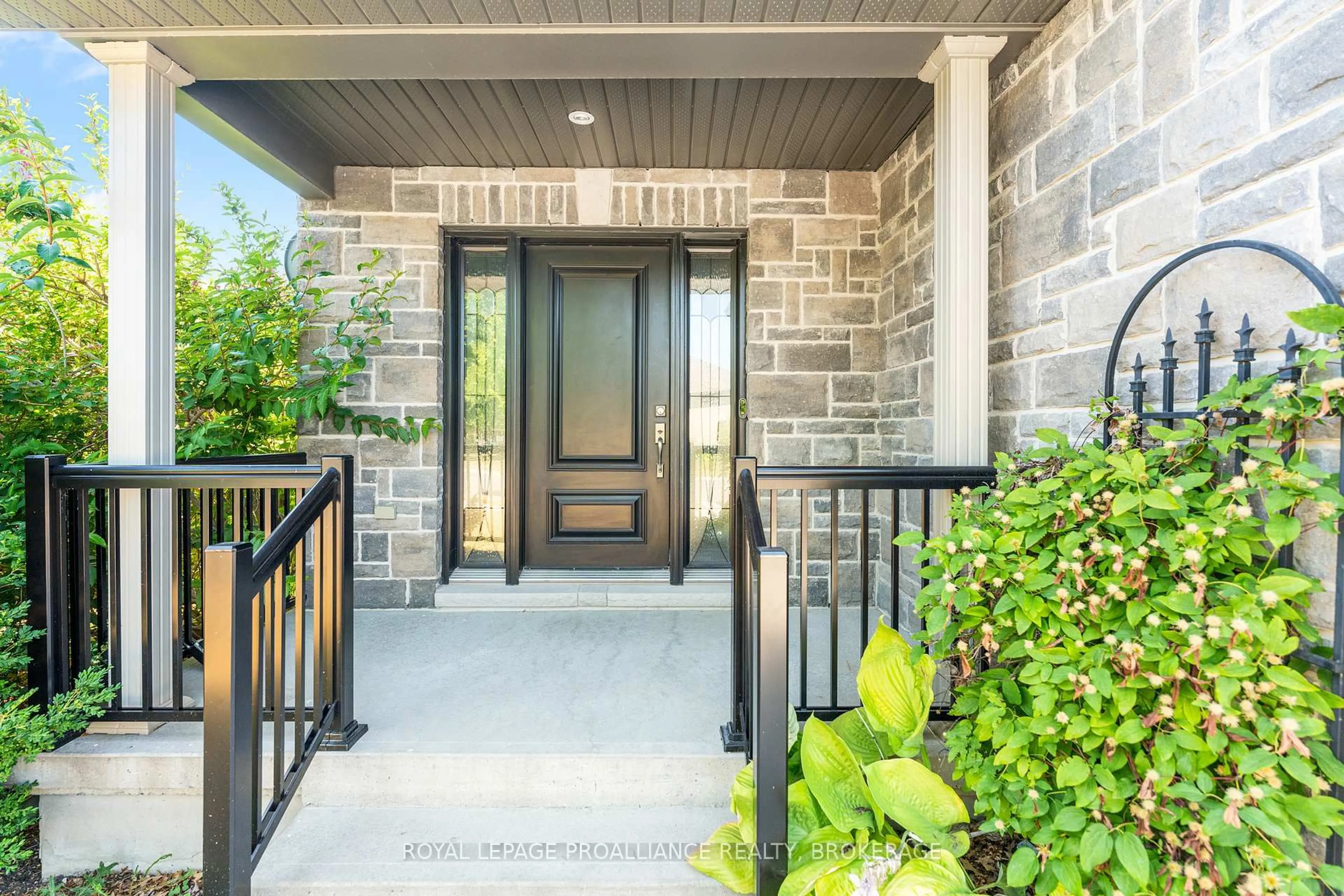 Indoor entryway for 497 Sydney St, Kingston Ontario K7P 0C8