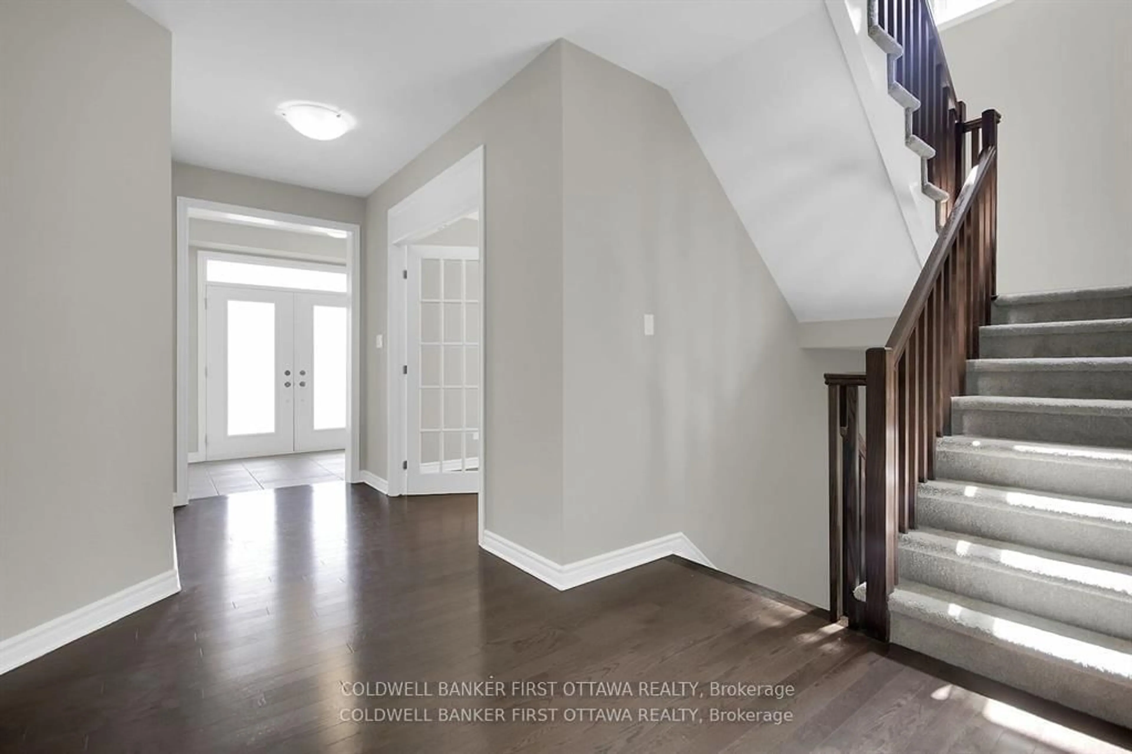 Indoor entryway for 620 SORA Way, Ottawa Ontario K1T 0N7