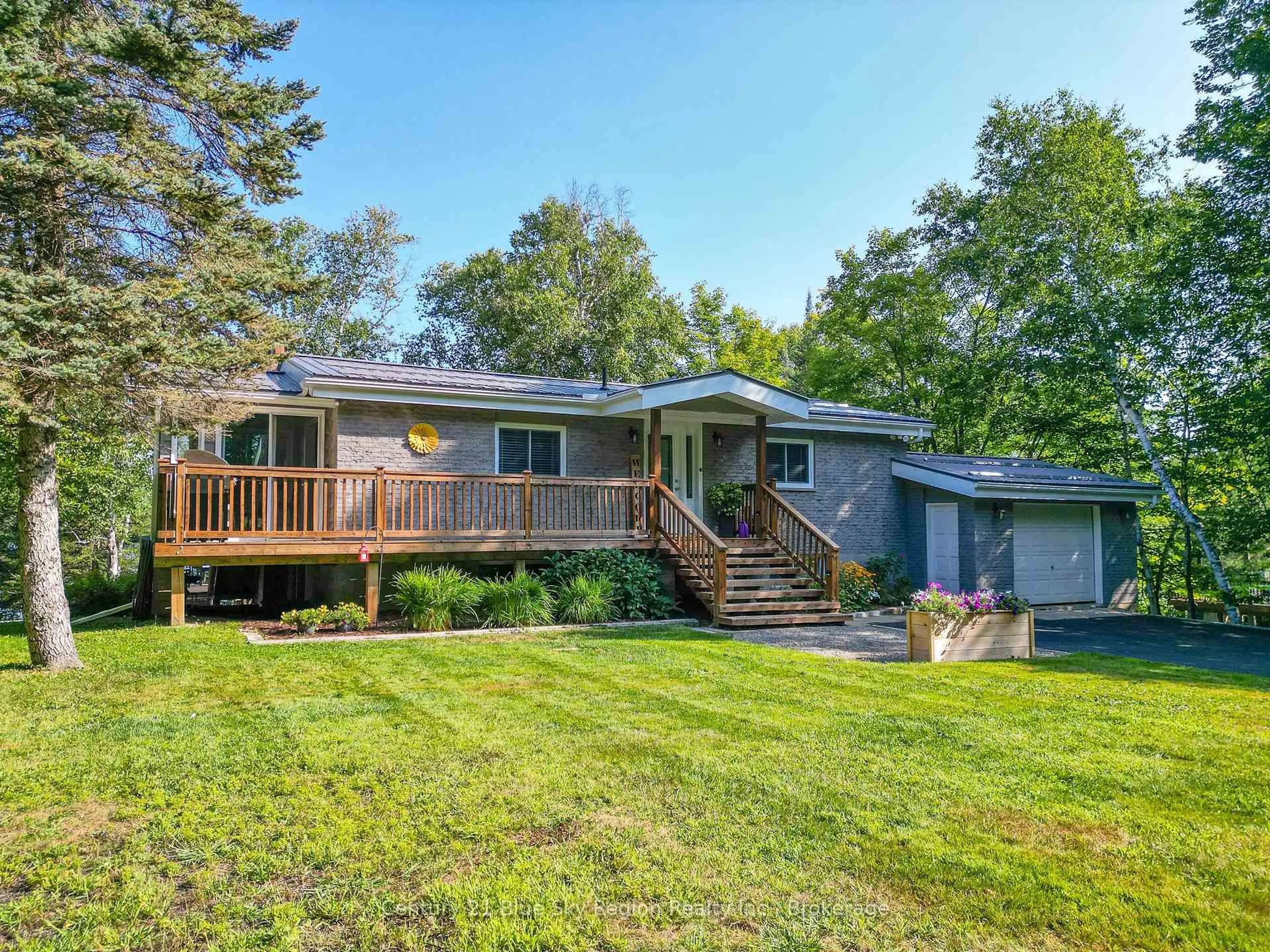 Home with vinyl exterior material, water/lake/river/ocean view for 1370 Peninsula Rd, North Bay Ontario P1B 8G4