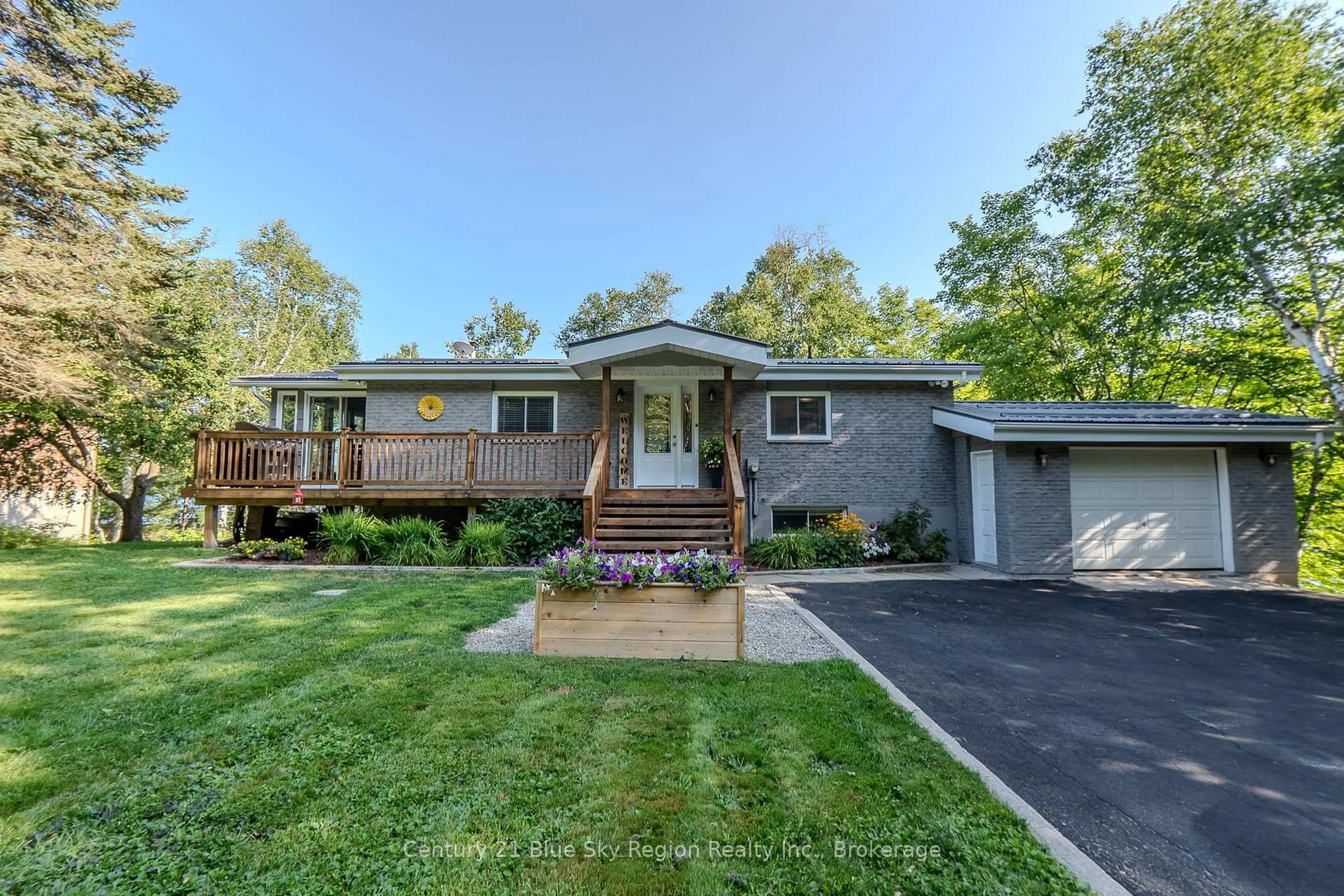 Home with vinyl exterior material, street for 1370 Peninsula Rd, North Bay Ontario P1B 8G4