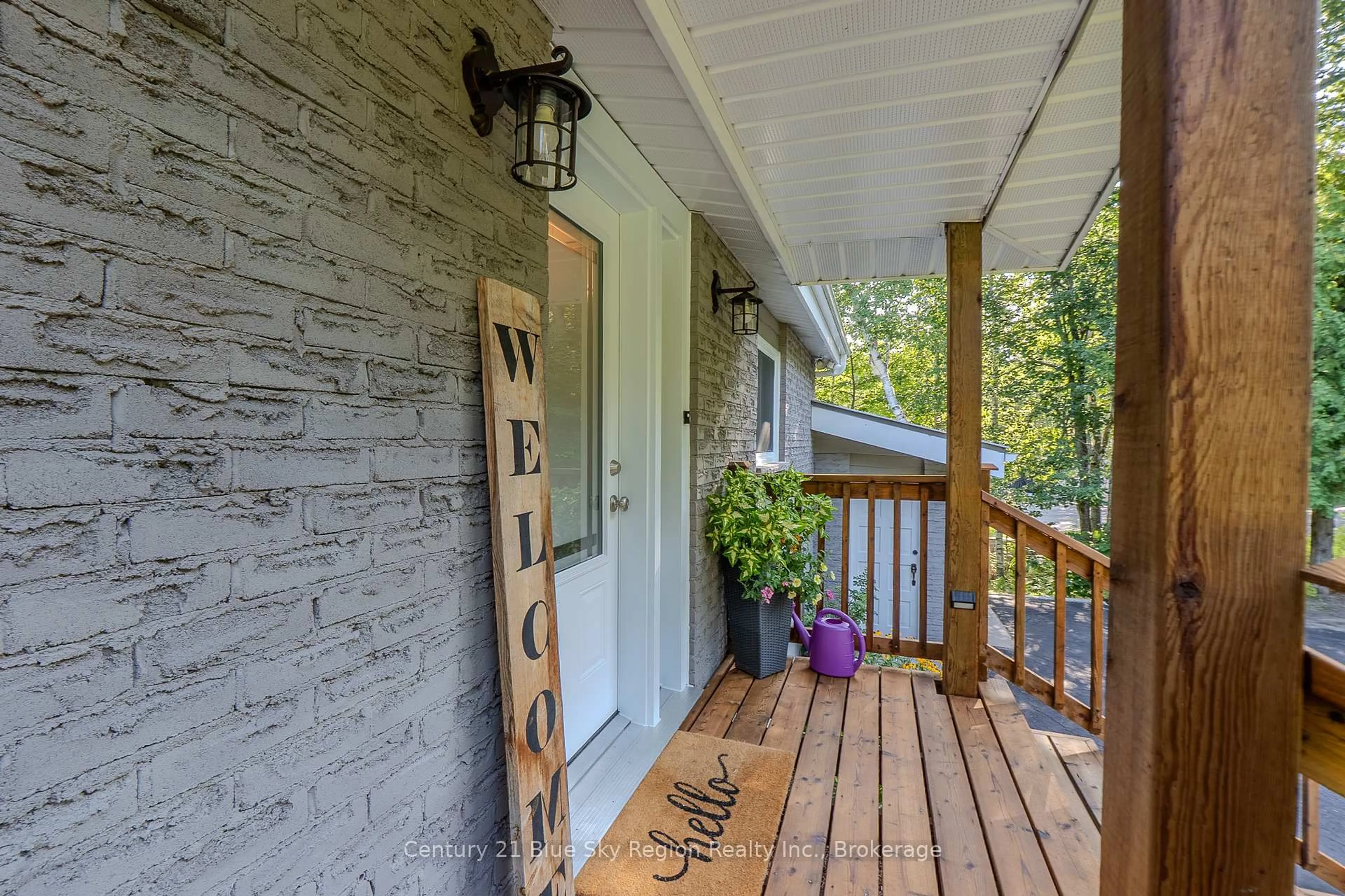 Indoor entryway for 1370 Peninsula Rd, North Bay Ontario P1B 8G4