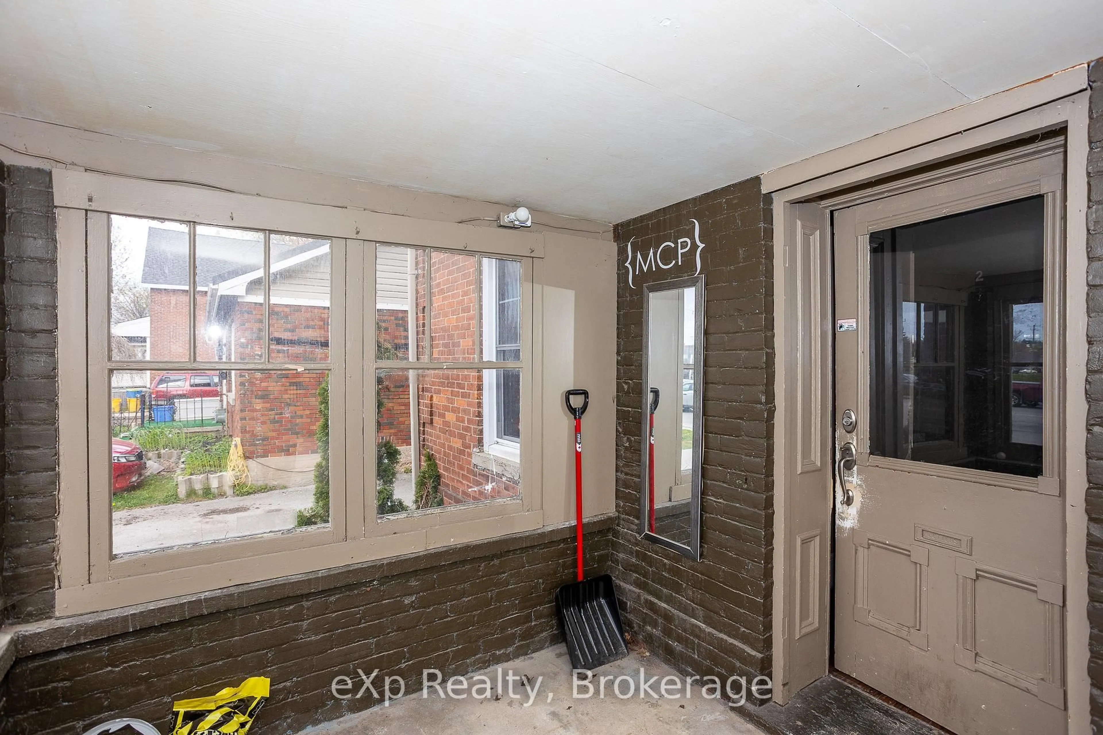 Indoor entryway for 743 10th St, Owen Sound Ontario N4K 1T2