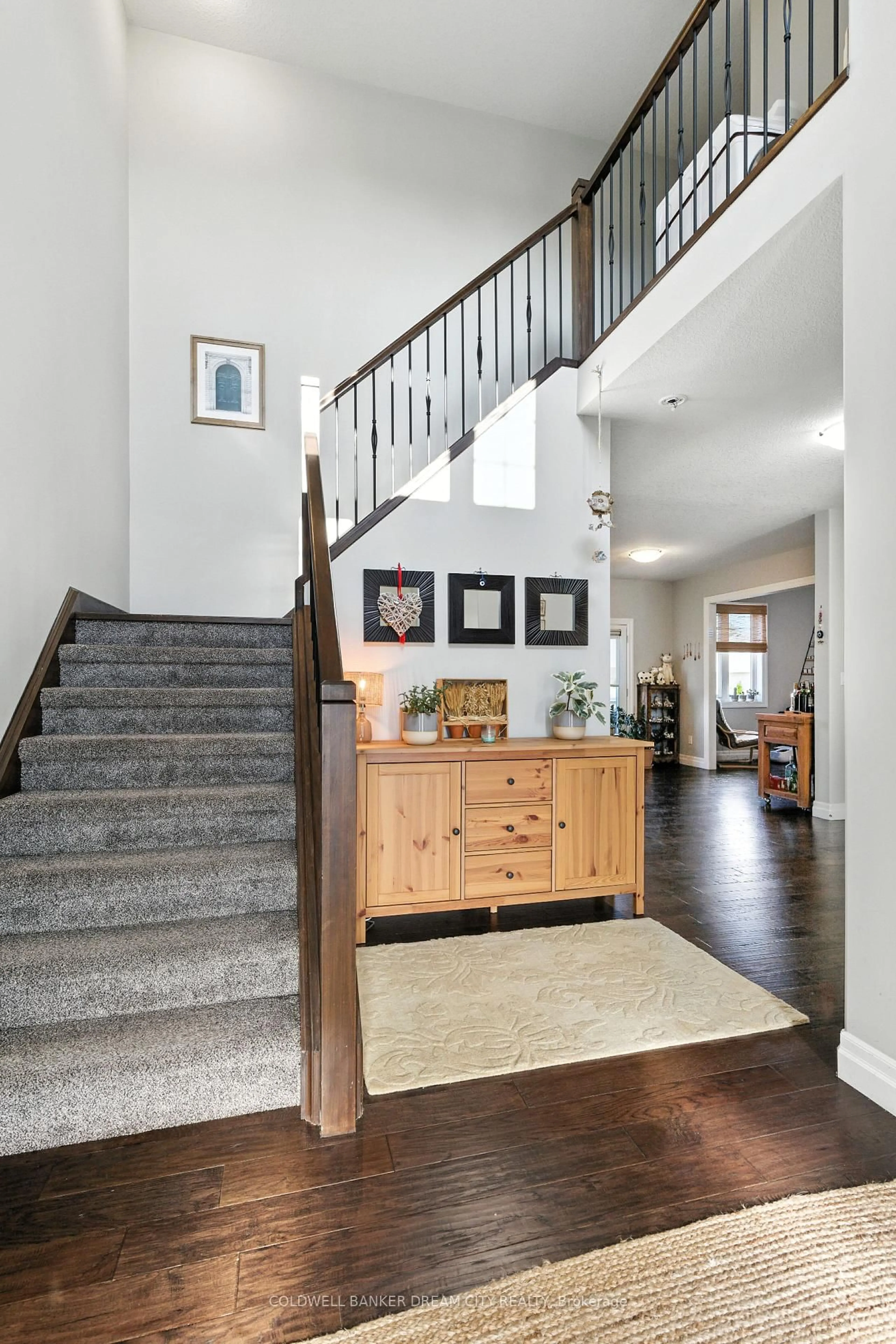 Indoor entryway for 10 Honey Bend, St. Thomas Ontario N5R 0H6