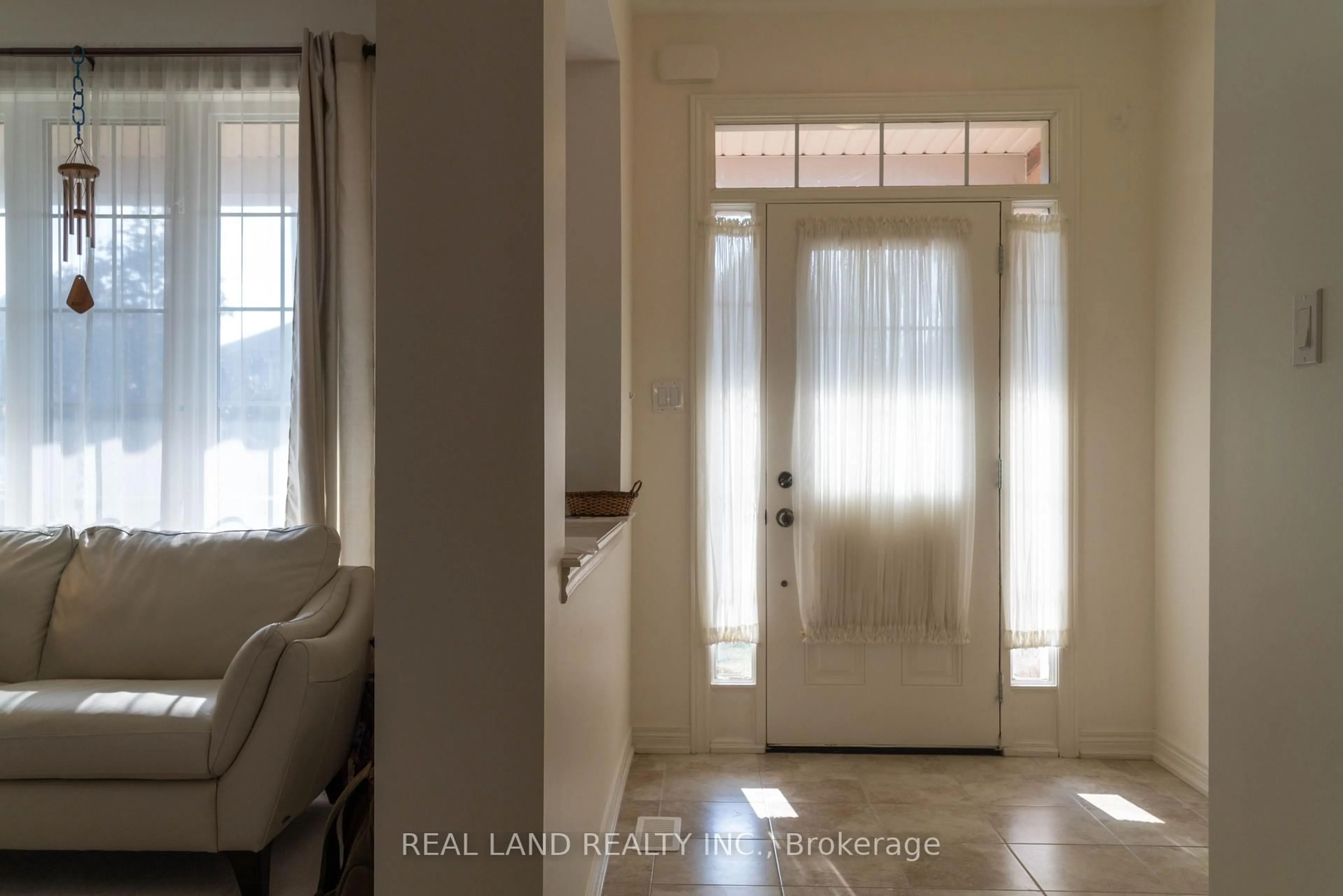 Indoor entryway for 6284 St. Michael Ave, Niagara Falls Ontario L2H 0C7