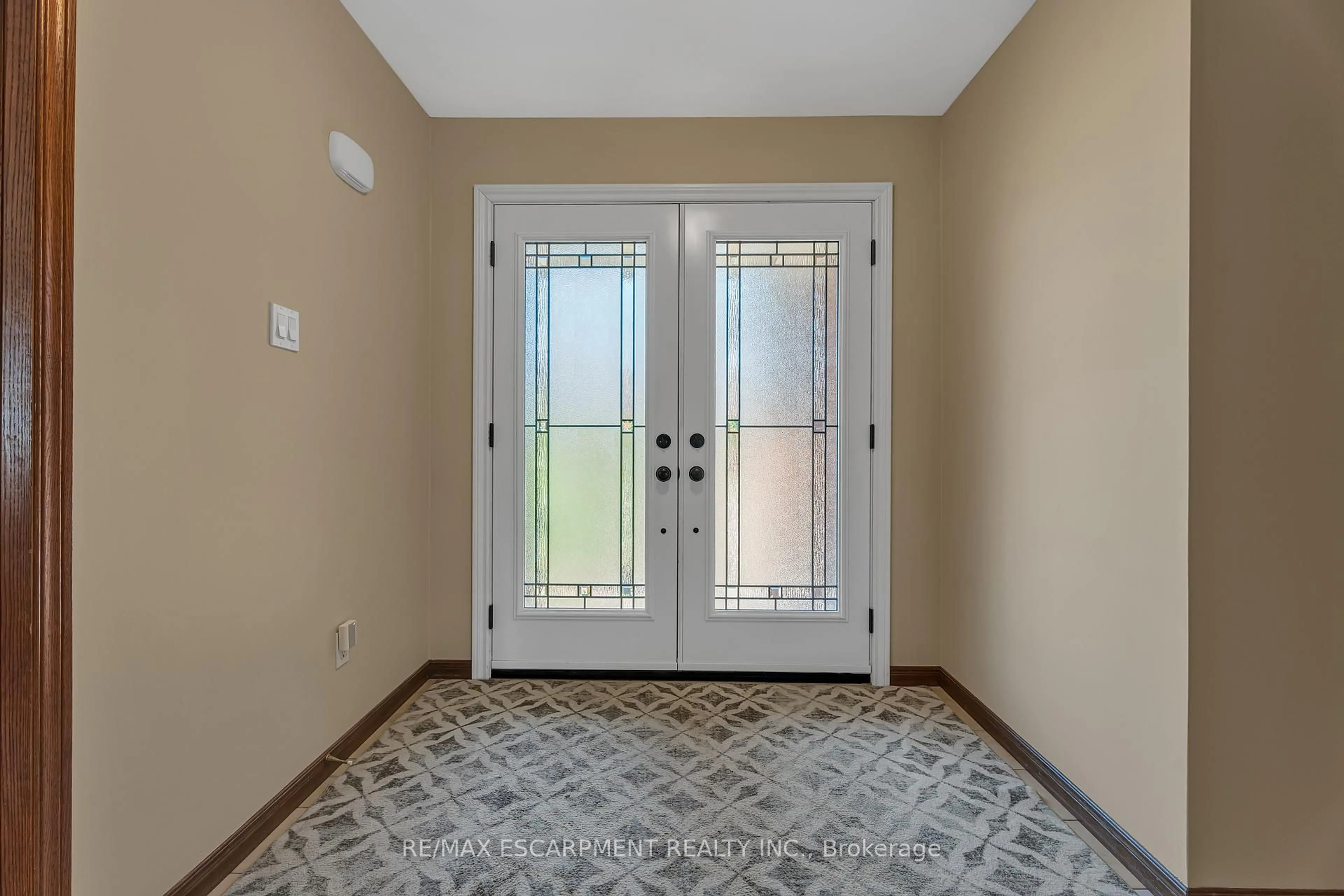 Indoor entryway for 2 Vinehill Dr, Hamilton Ontario L8G 4Y5