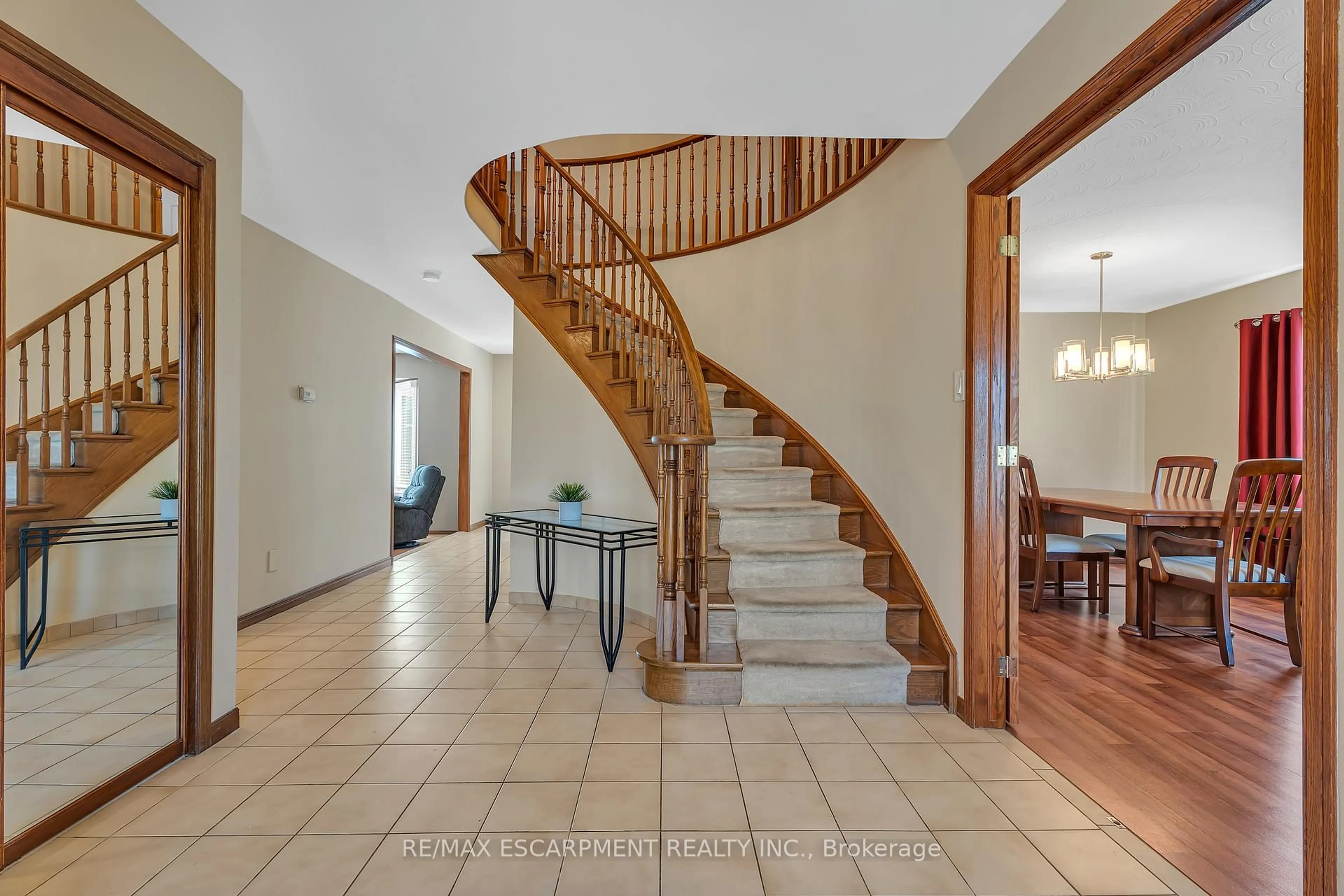 Indoor foyer for 2 Vinehill Dr, Hamilton Ontario L8G 4Y5