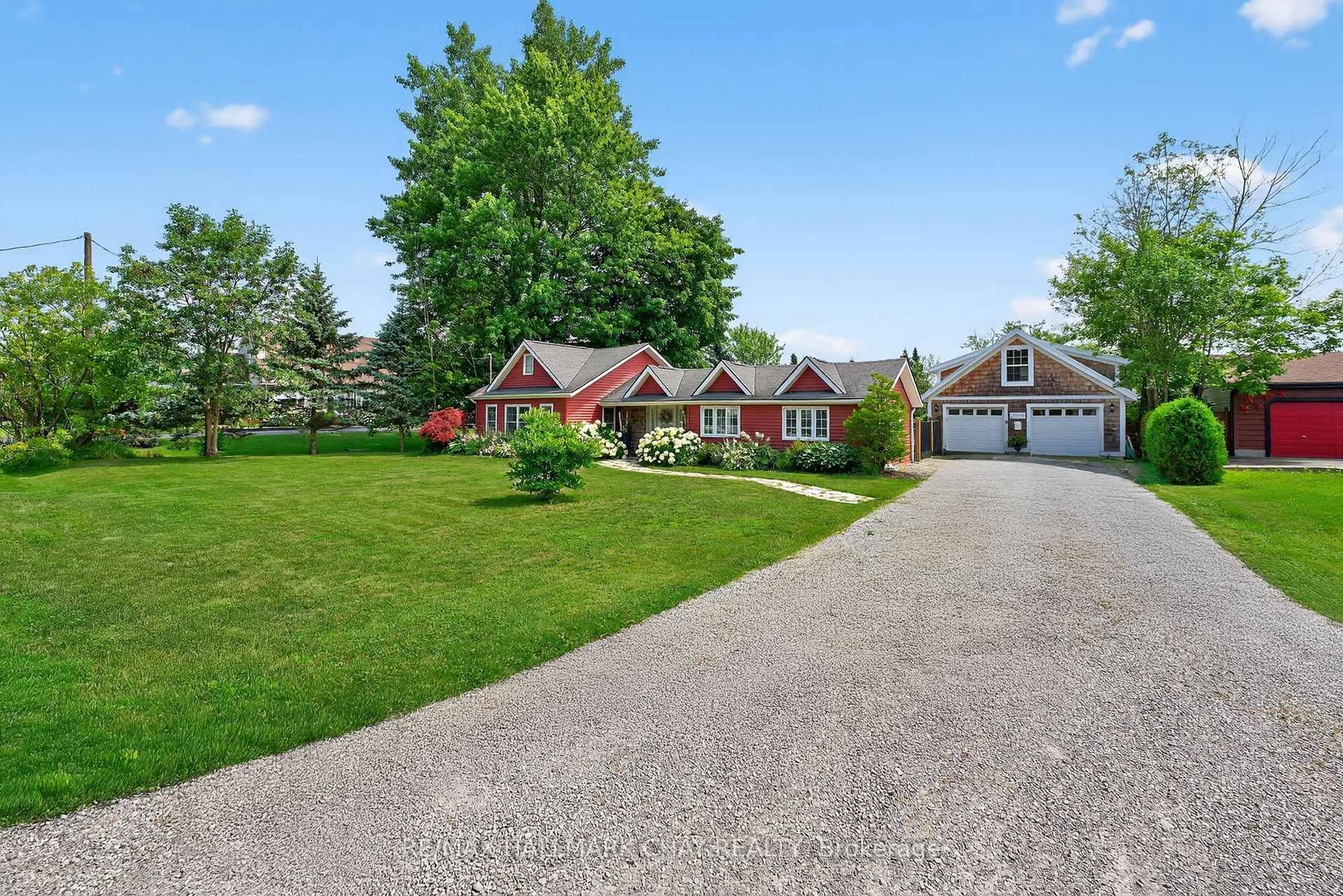 A pic from outside/outdoor area/front of a property/back of a property/a pic from drone, street for 44 Pleasant Ave, Fort Erie Ontario L0S 1N0