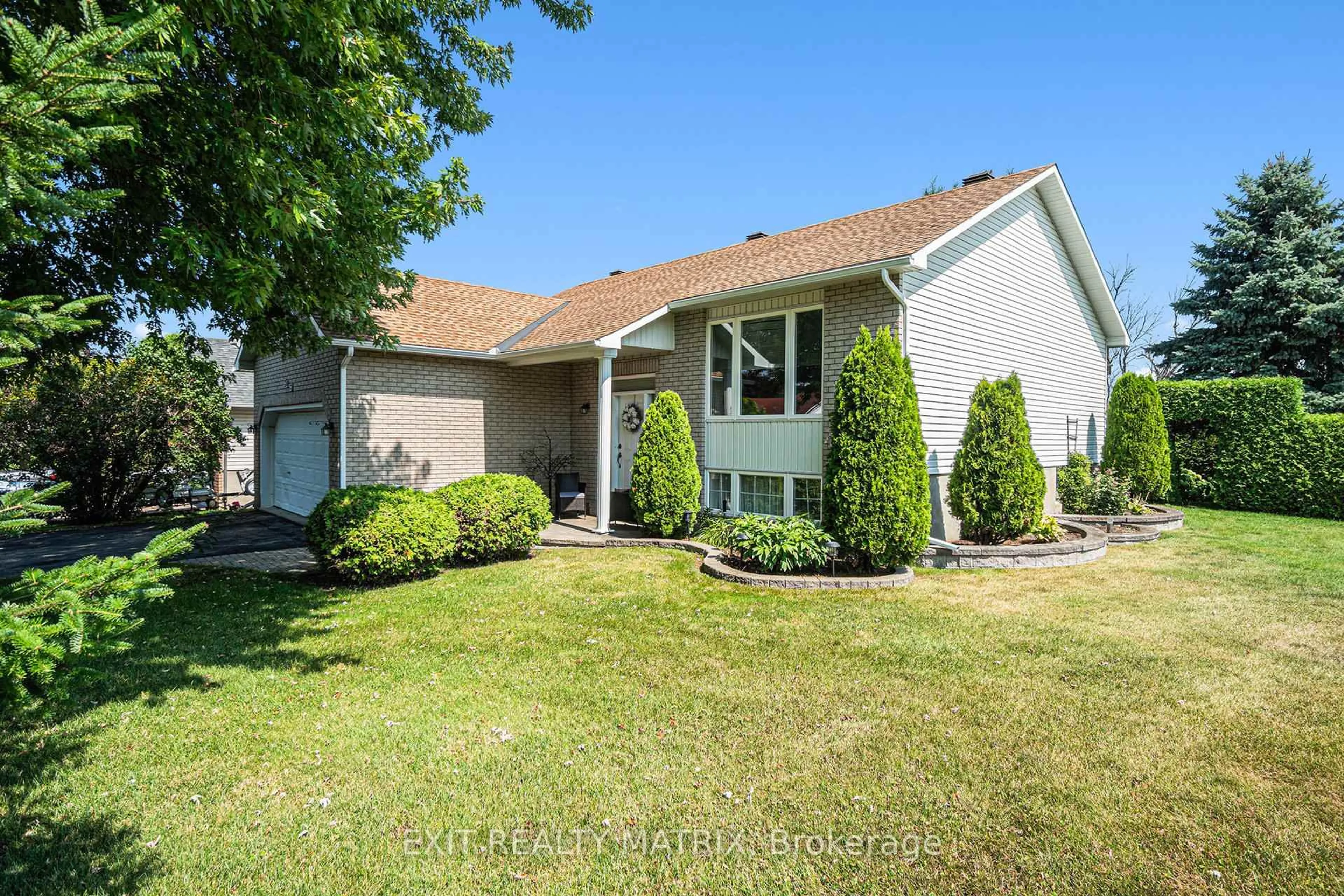 Home with vinyl exterior material, street for 3136 Lemay Circ, Clarence-Rockland Ontario K4K 1N6