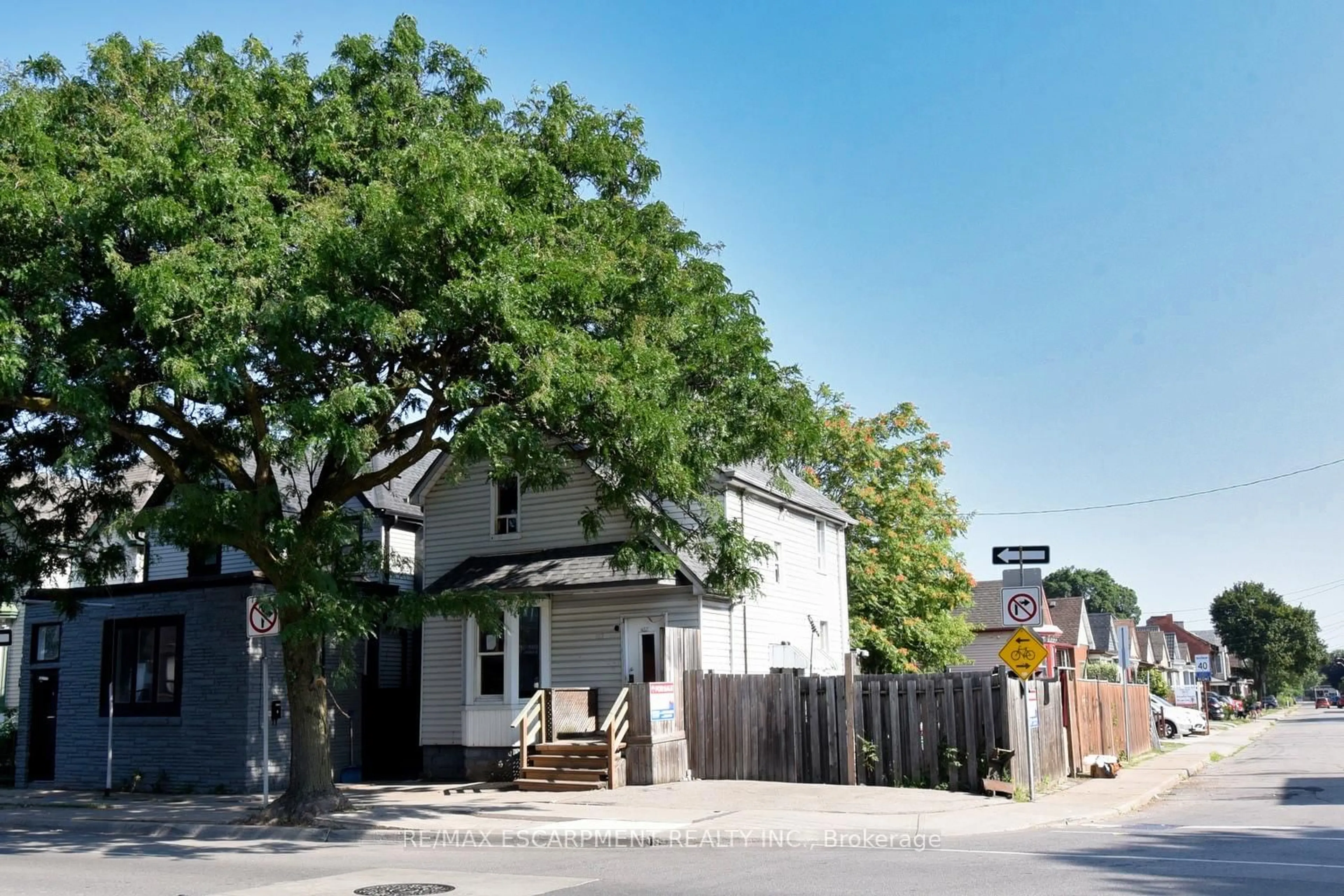 Patio, street for 427 Cannon St, Hamilton Ontario L8L 2C7