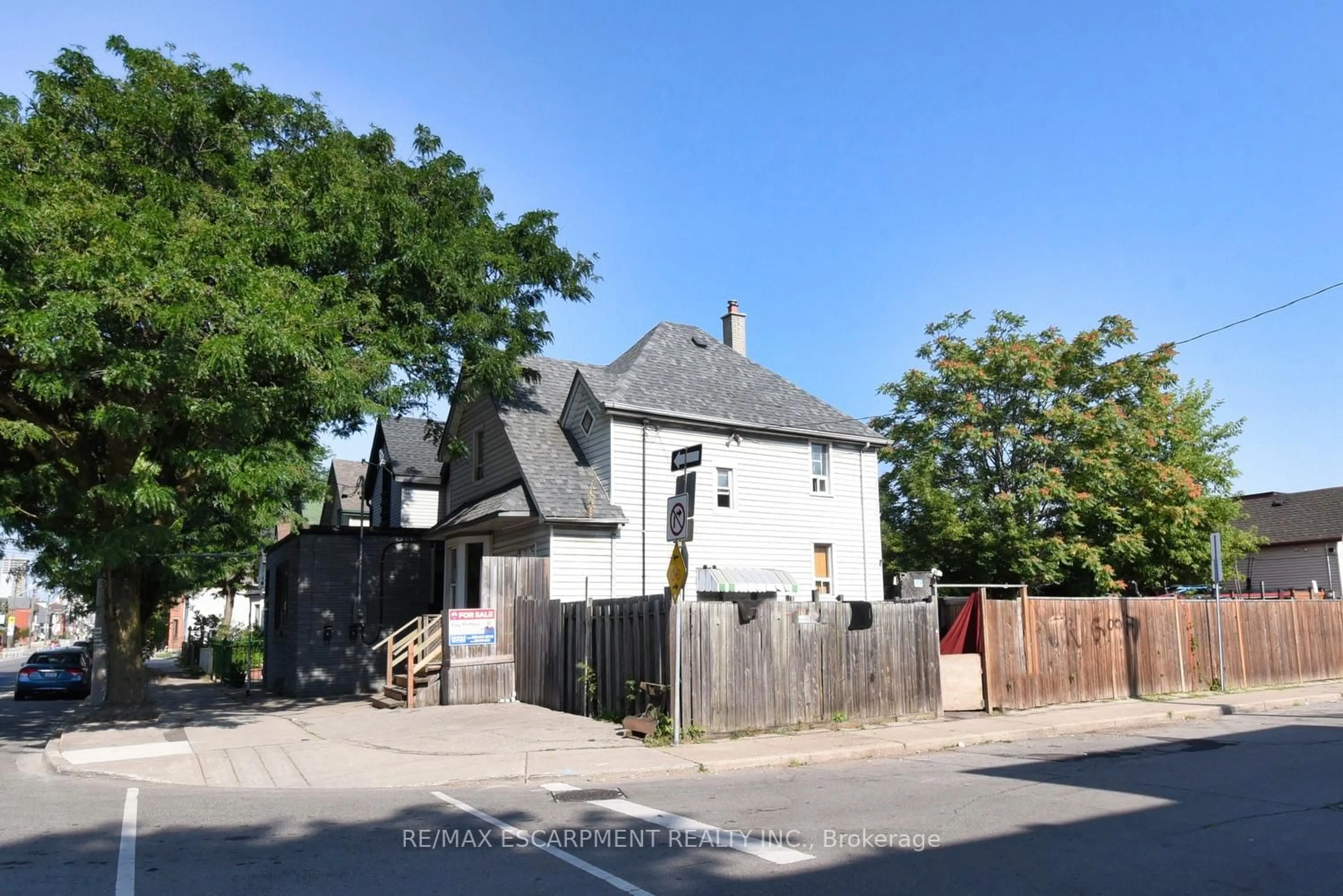 A pic from outside/outdoor area/front of a property/back of a property/a pic from drone, street for 427 Cannon St, Hamilton Ontario L8L 2C7