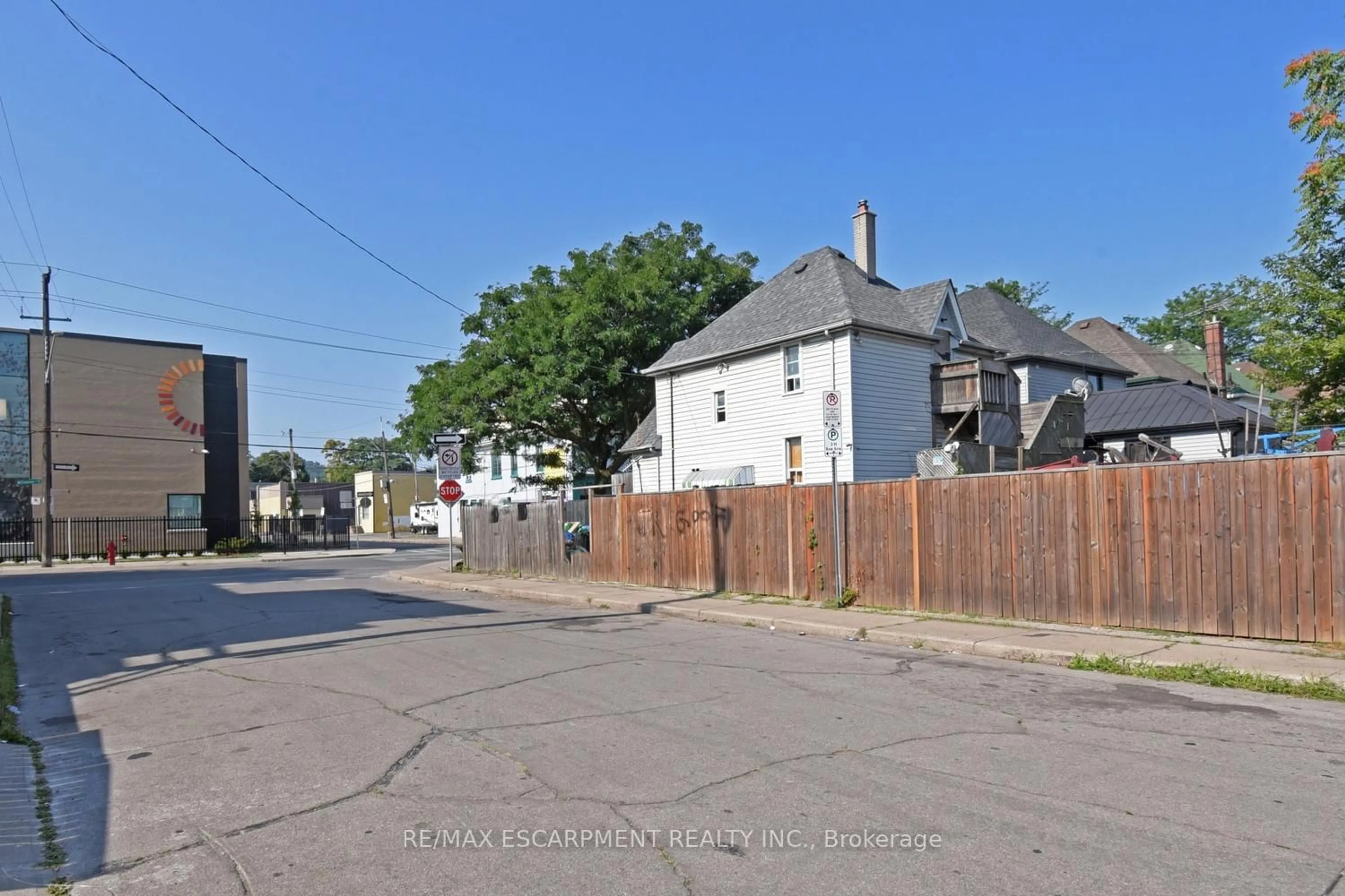 A pic from outside/outdoor area/front of a property/back of a property/a pic from drone, street for 427 Cannon St, Hamilton Ontario L8L 2C7