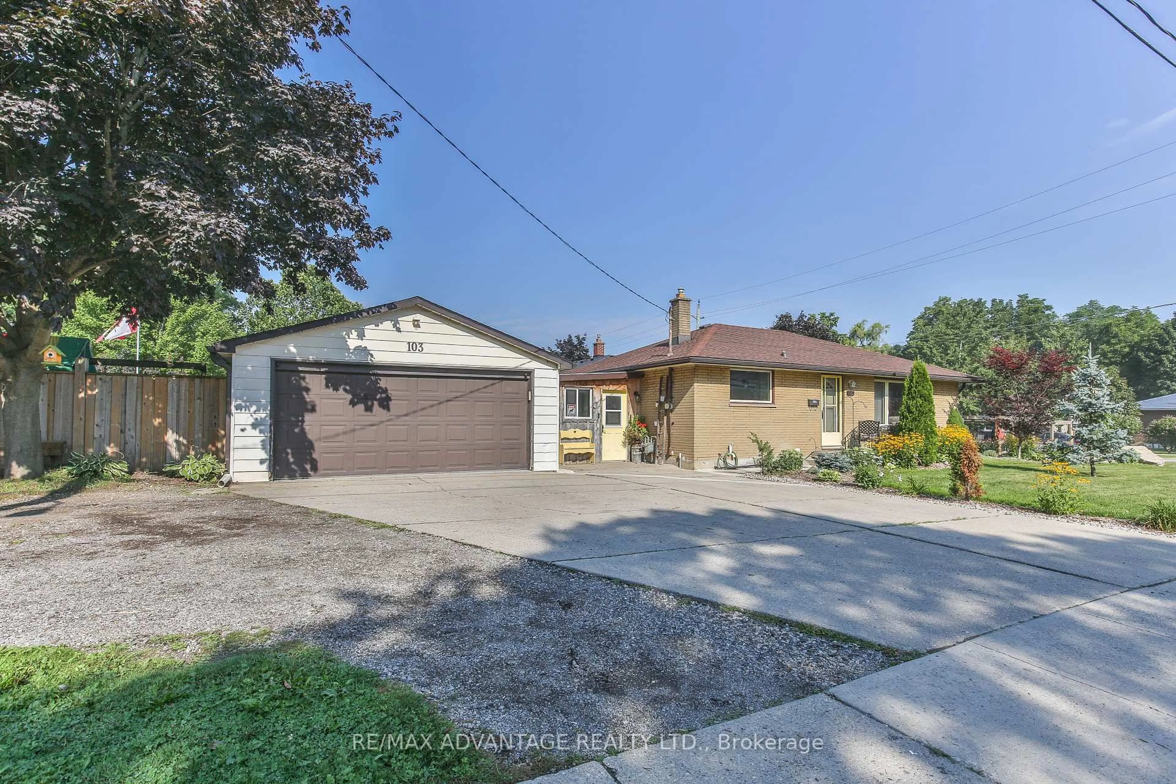 A pic from outside/outdoor area/front of a property/back of a property/a pic from drone, street for 103 First Ave, St. Thomas Ontario N5R 4N9