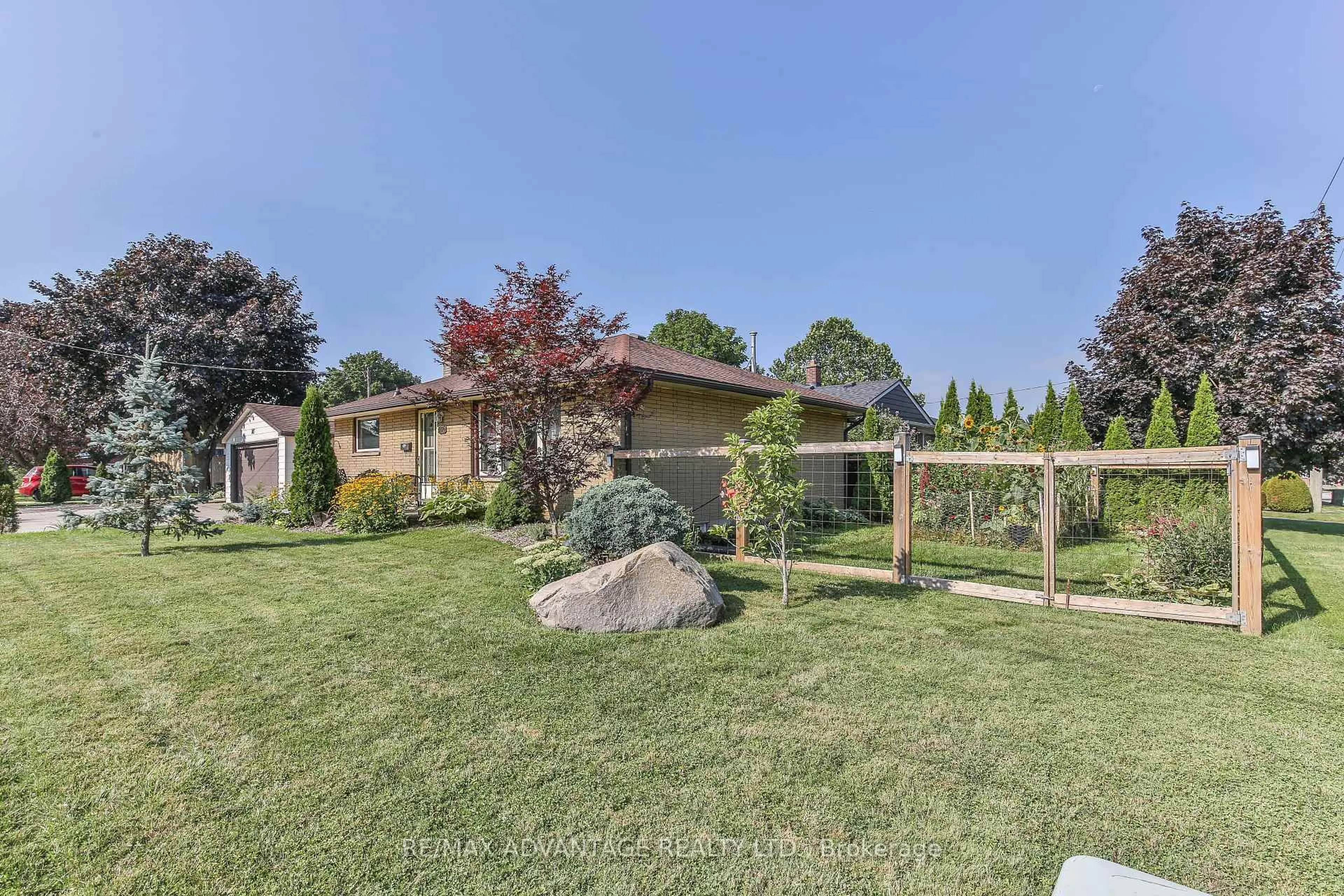 A pic from outside/outdoor area/front of a property/back of a property/a pic from drone, unknown for 103 First Ave, St. Thomas Ontario N5R 4N9