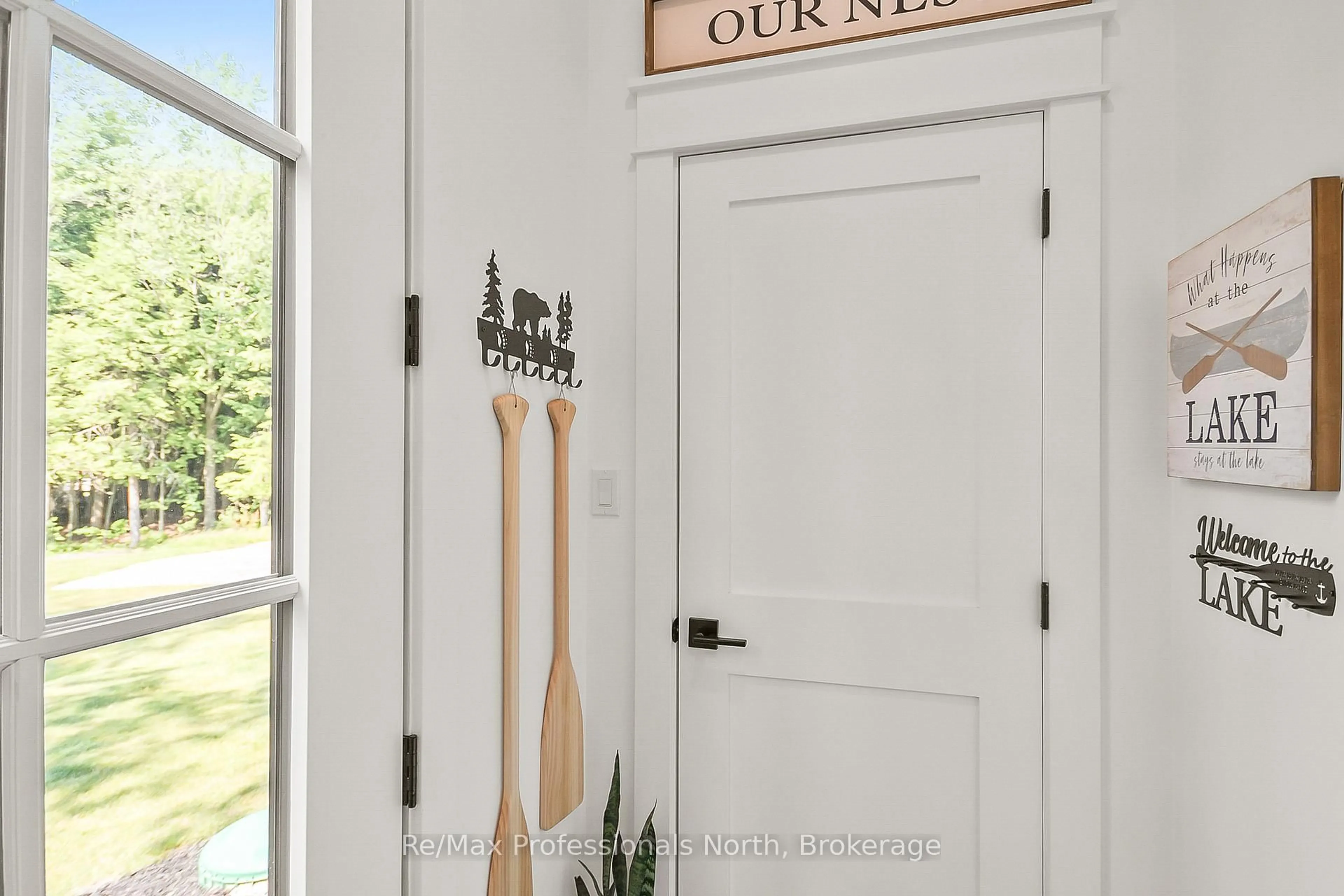 Indoor entryway for 1054 Brydons Bay Rd, Gravenhurst Ontario P1P 1R1