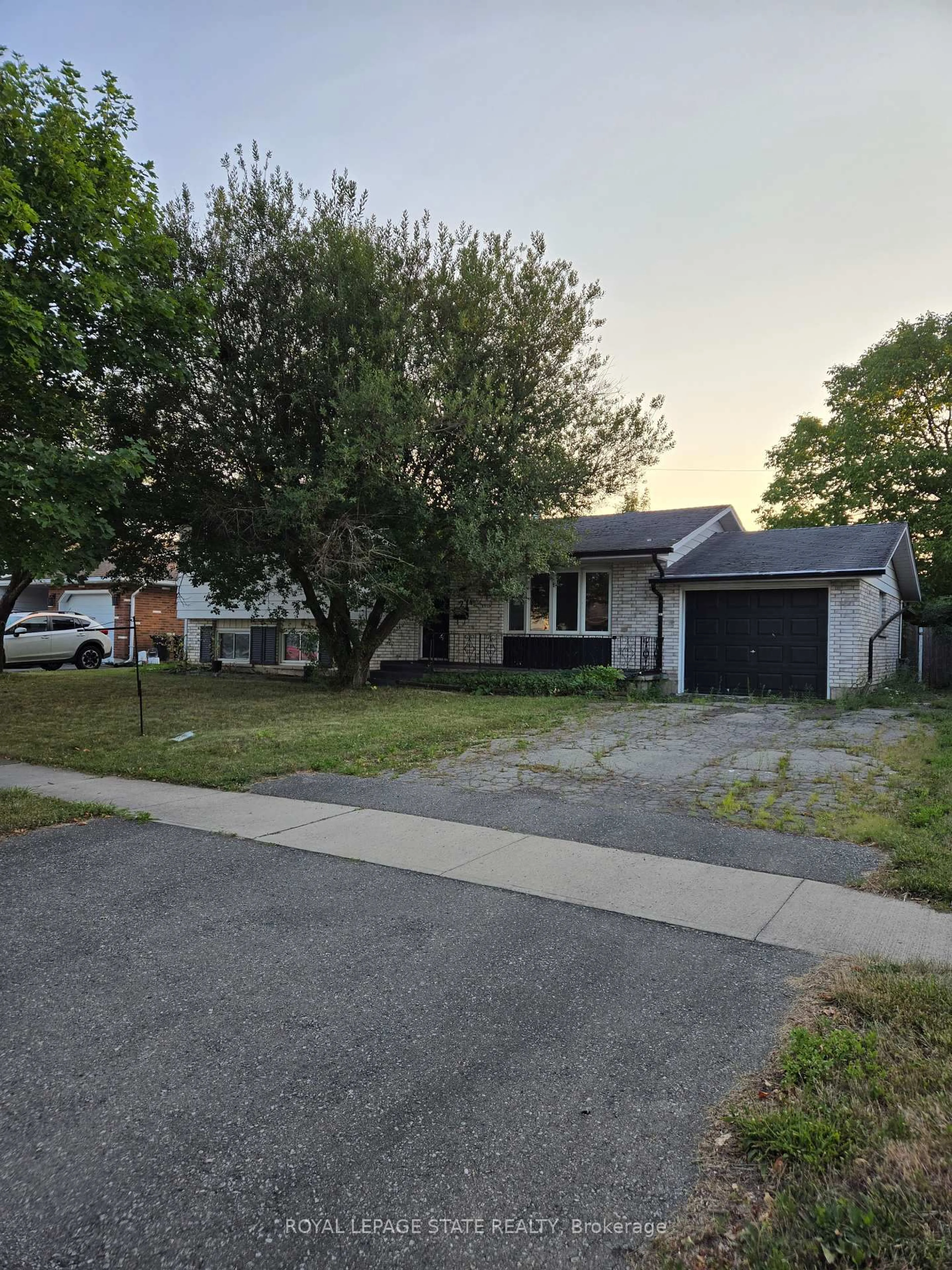 A pic from outside/outdoor area/front of a property/back of a property/a pic from drone, street for 21 Idylwood Rd, Welland Ontario L3C 1X2