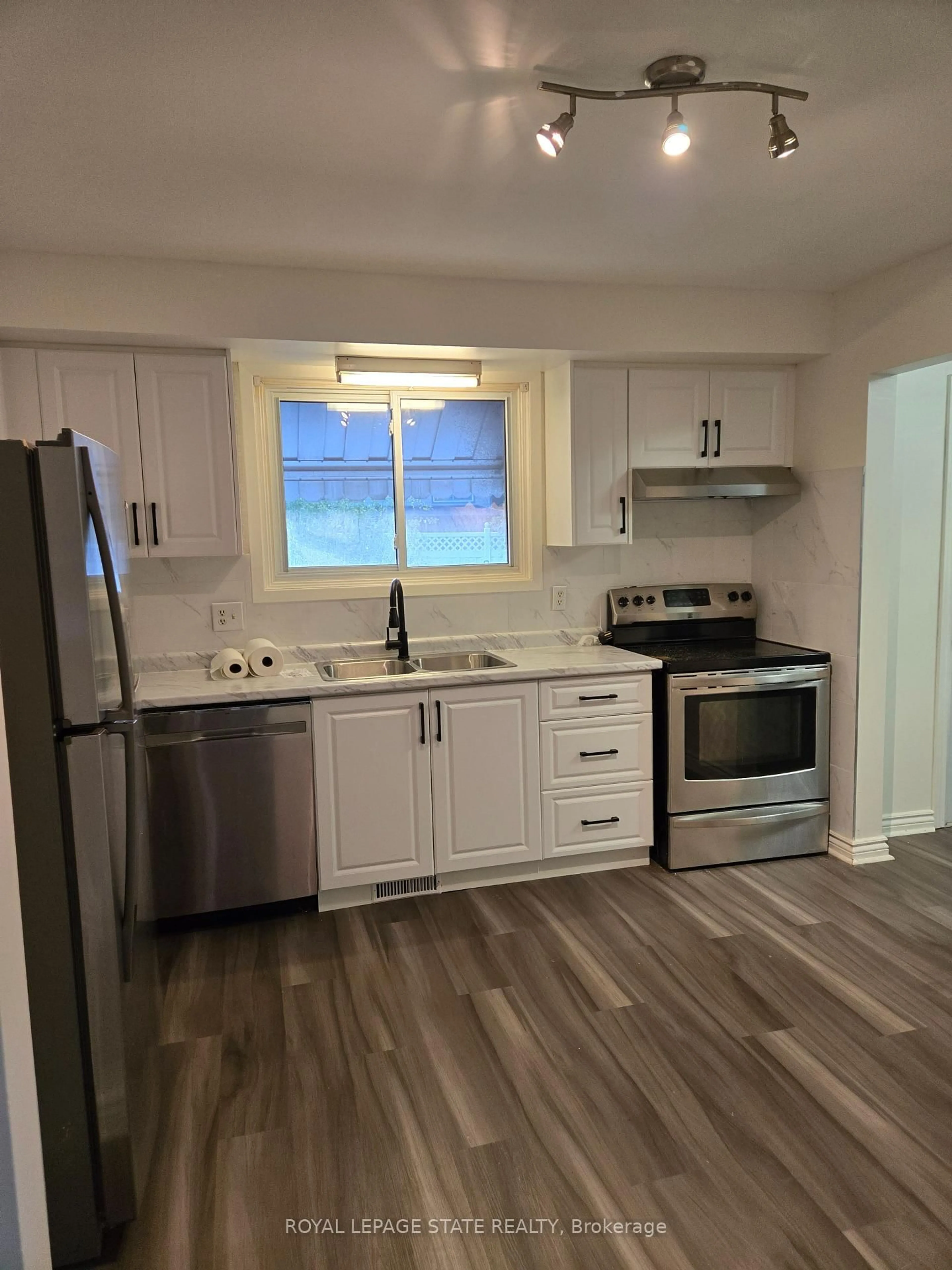 Standard kitchen, wood/laminate floor for 21 Idylwood Rd, Welland Ontario L3C 1X2