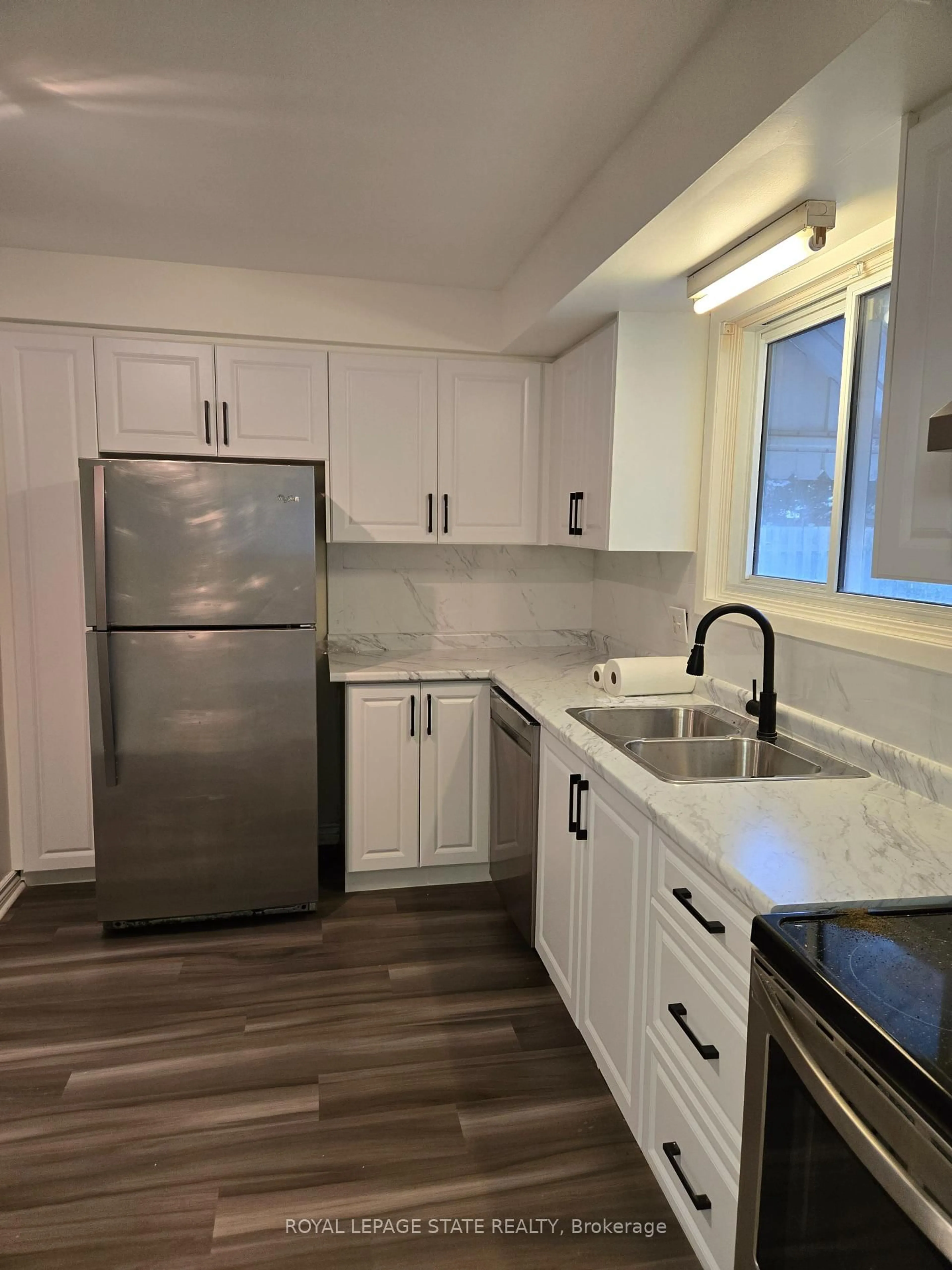 Standard kitchen, unknown for 21 Idylwood Rd, Welland Ontario L3C 1X2
