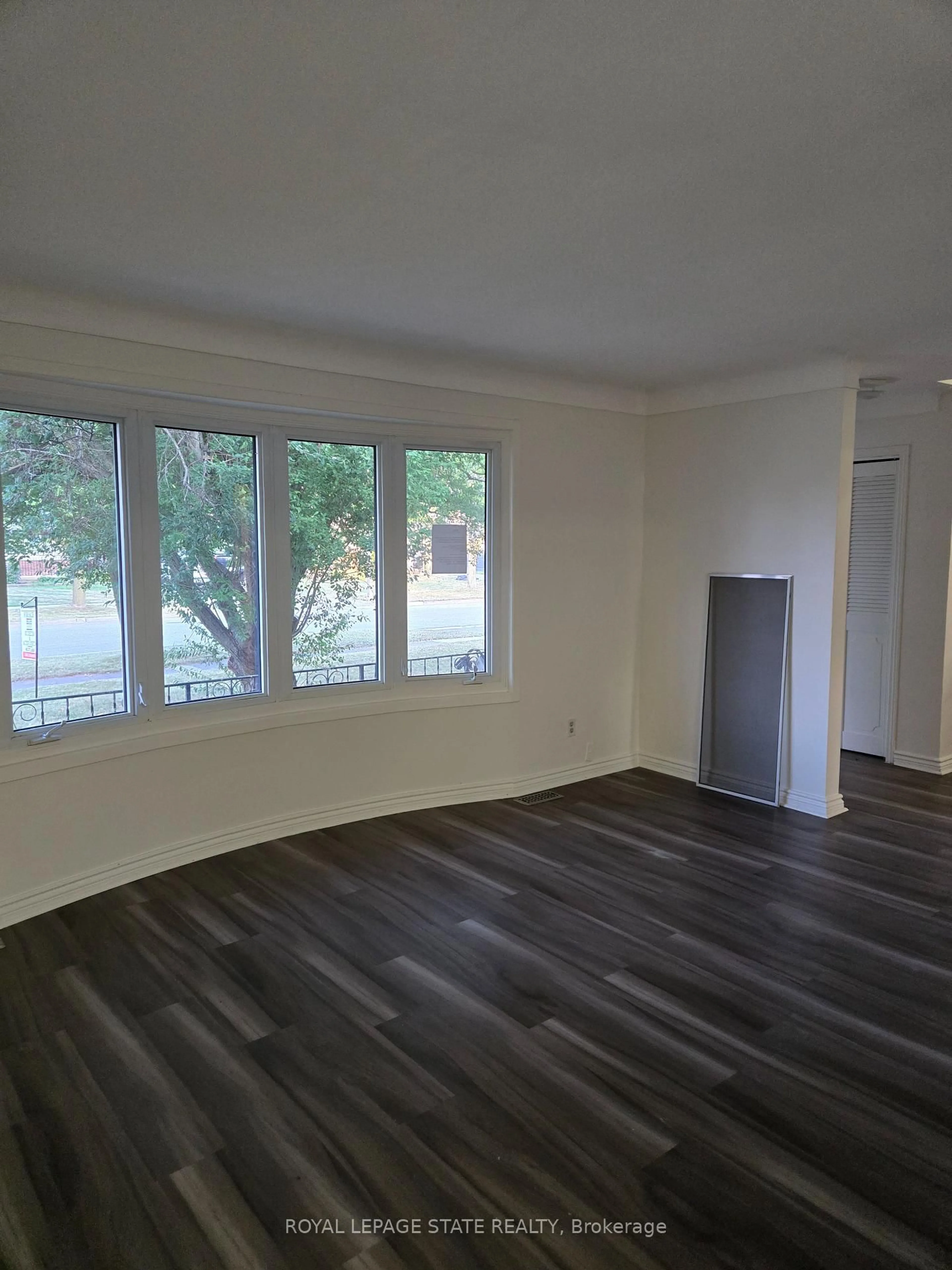 A pic of a room for 21 Idylwood Rd, Welland Ontario L3C 1X2