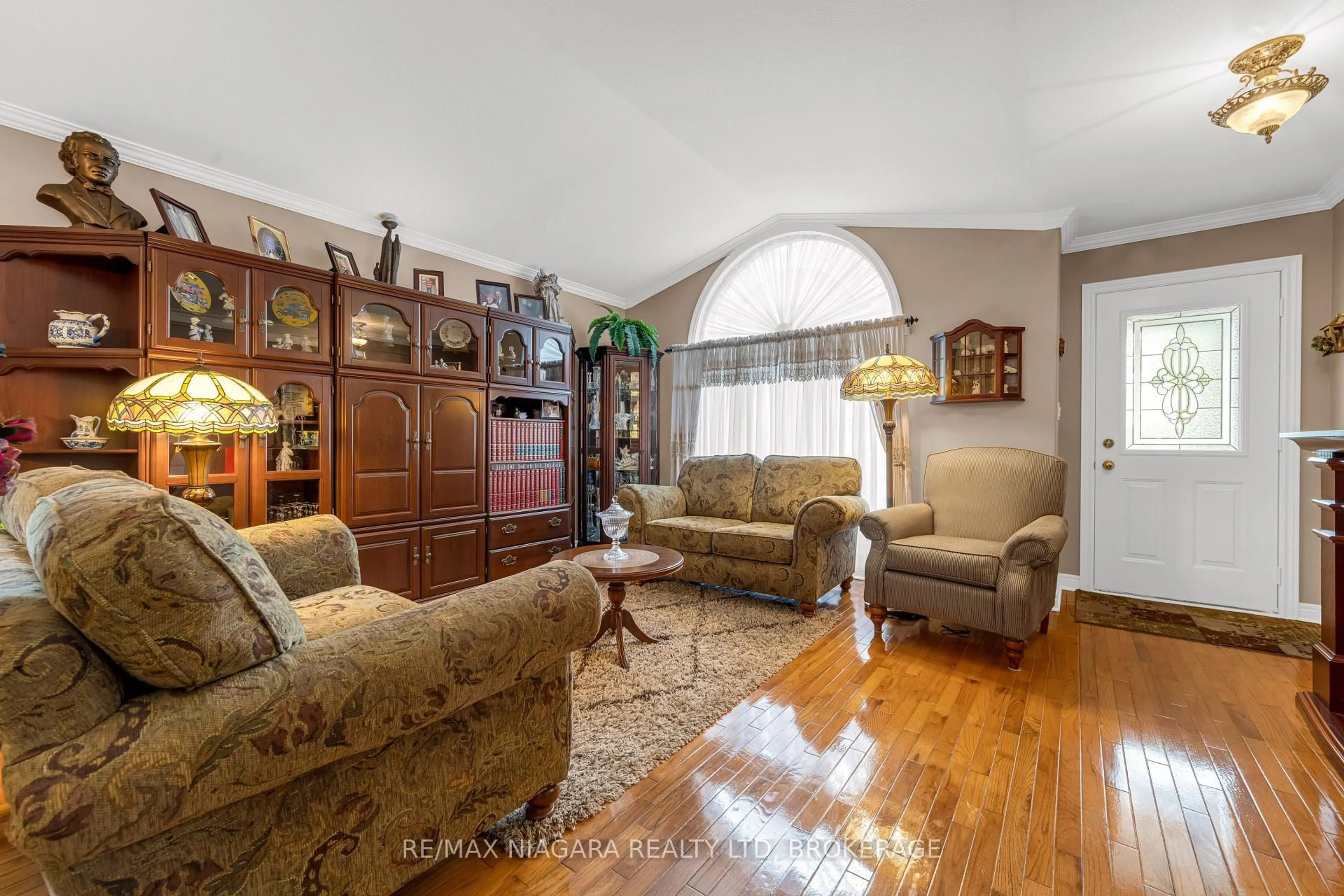 Living room with furniture, unknown for 629 Daytona Dr, Fort Erie Ontario L2A 4Z5