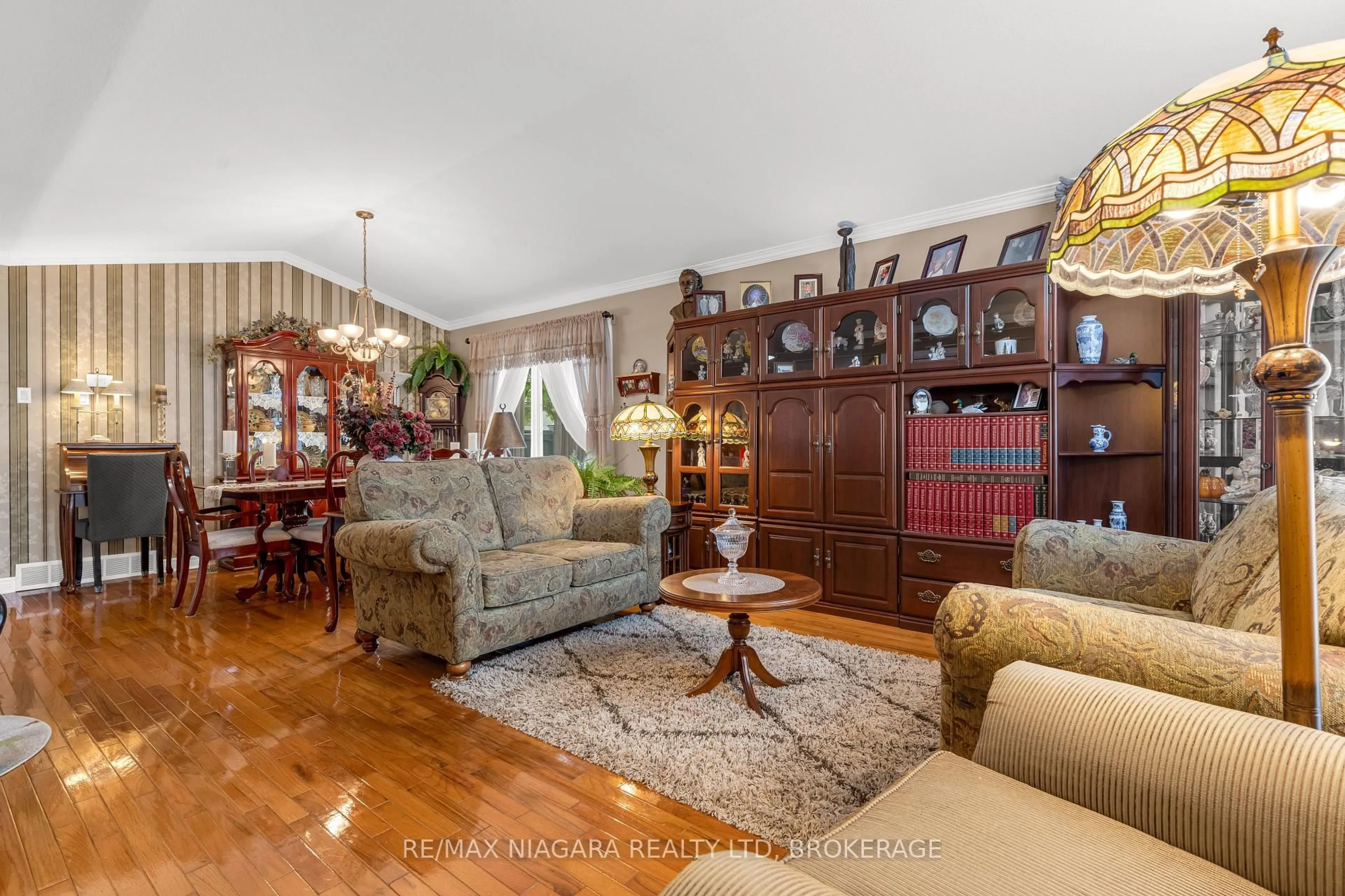 Living room with furniture, unknown for 629 Daytona Dr, Fort Erie Ontario L2A 4Z5