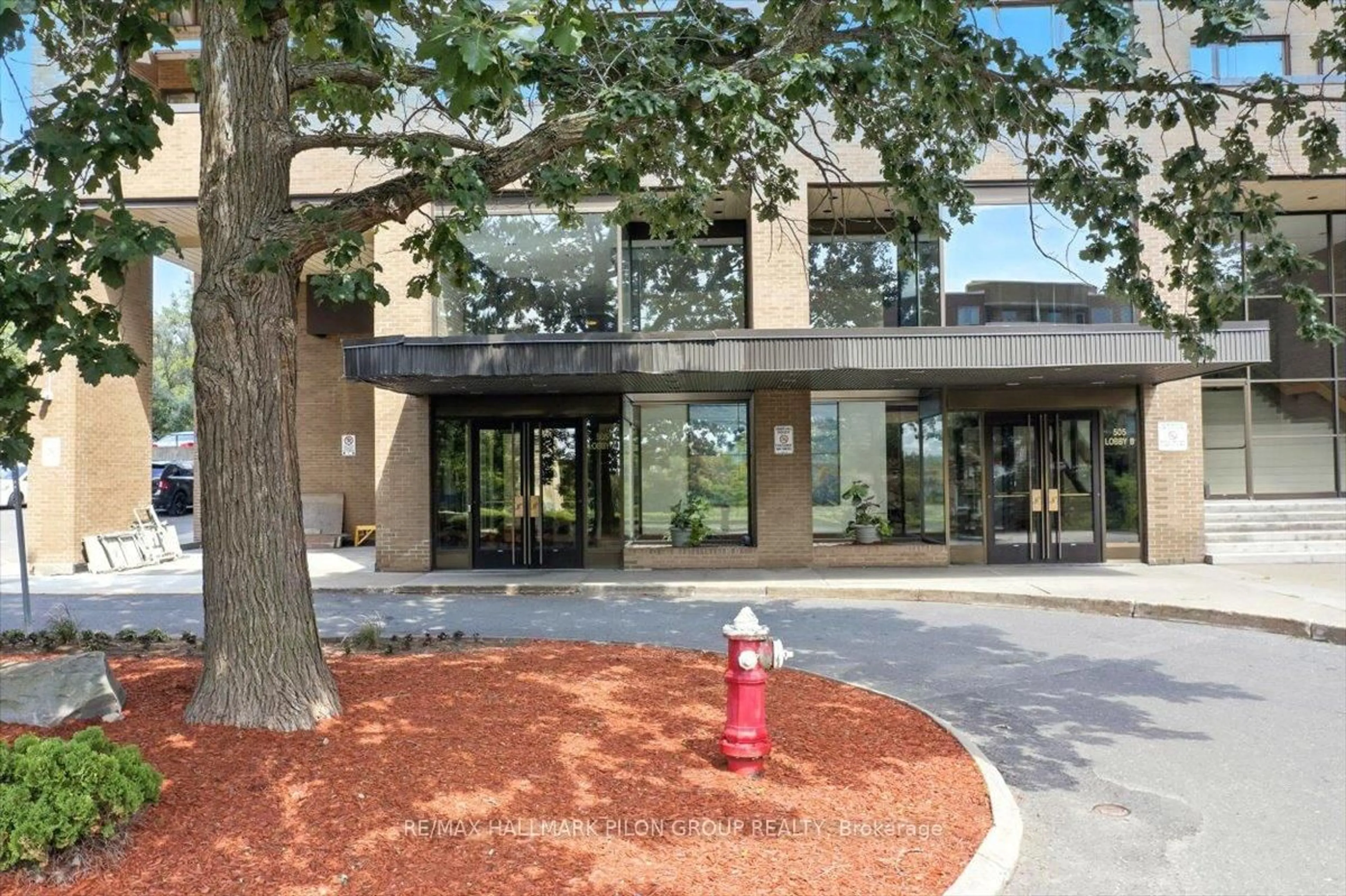 Indoor foyer for 505 St Laurent Blvd #1503, Ottawa Ontario K1K 3X4