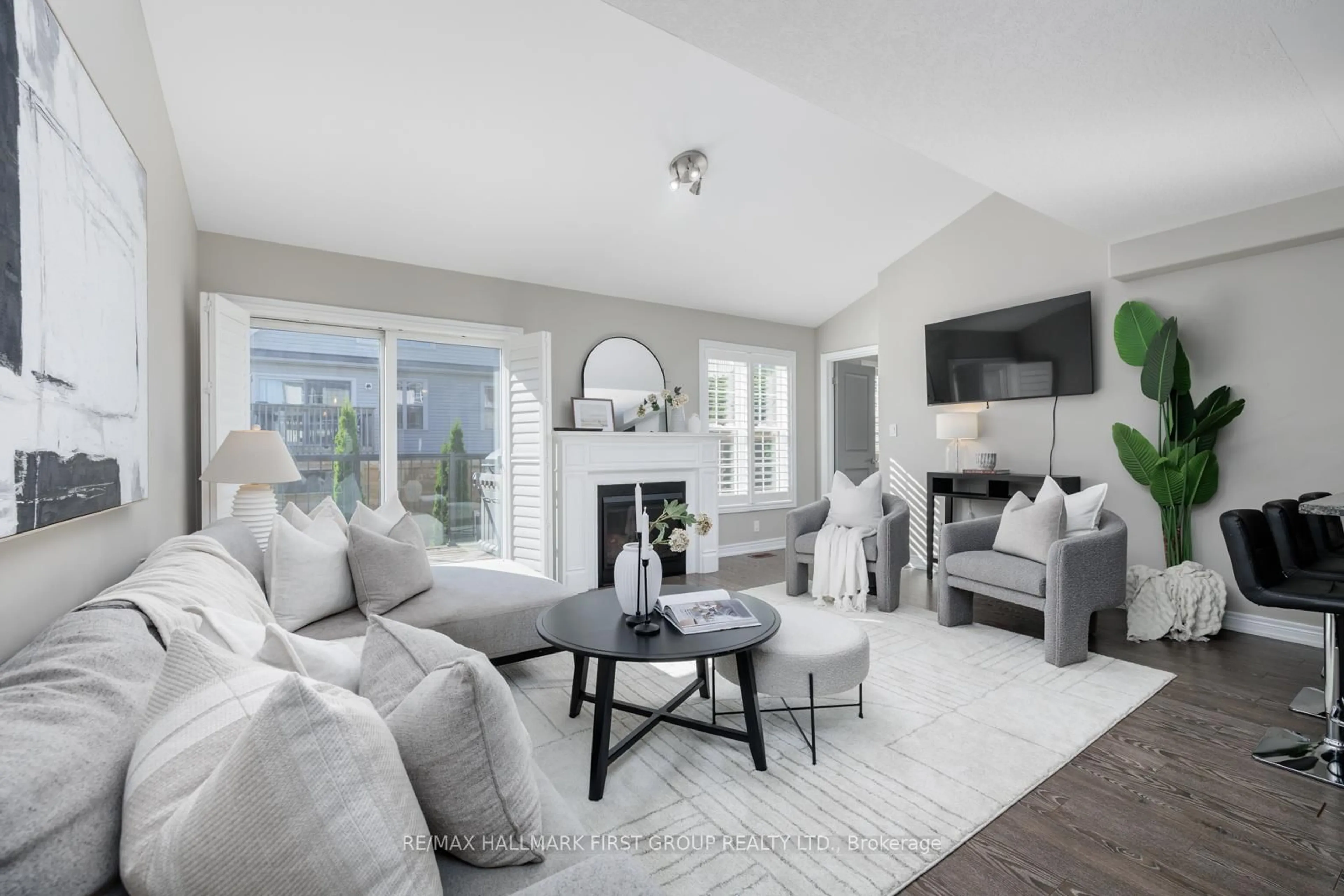 Living room with furniture, unknown for 71 Greenaway Circ, Port Hope Ontario L1A 0C1