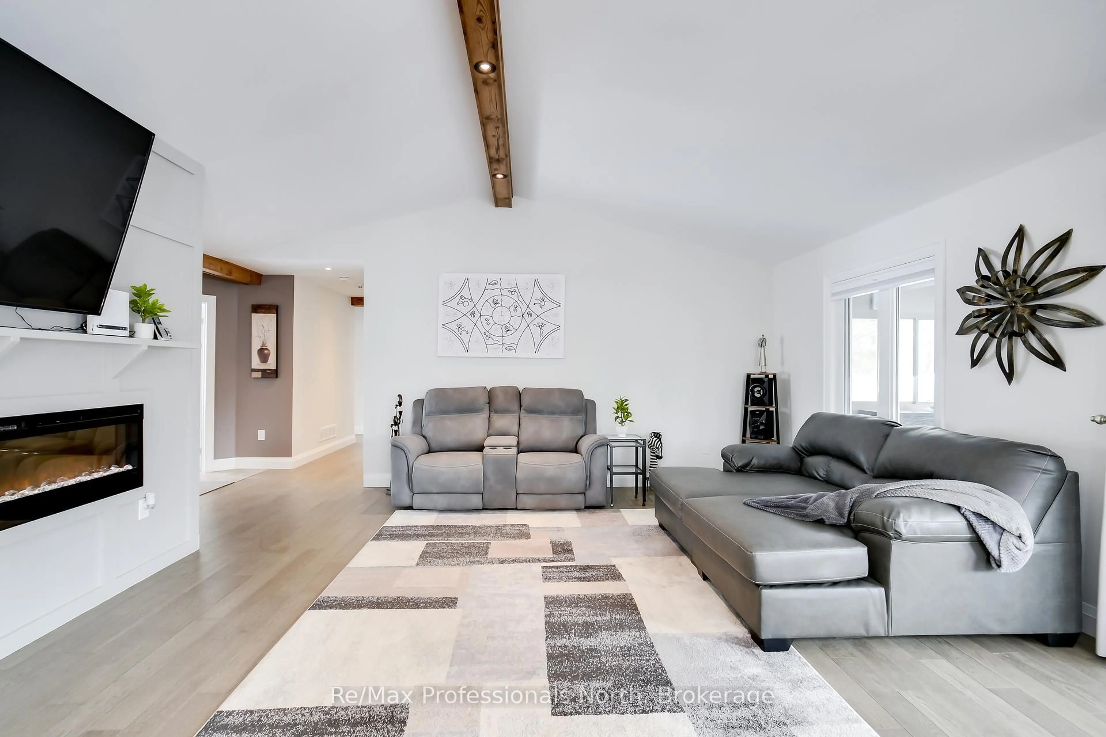 Living room with furniture, unknown for 90 Ann St, Bracebridge Ontario P1L 1M1
