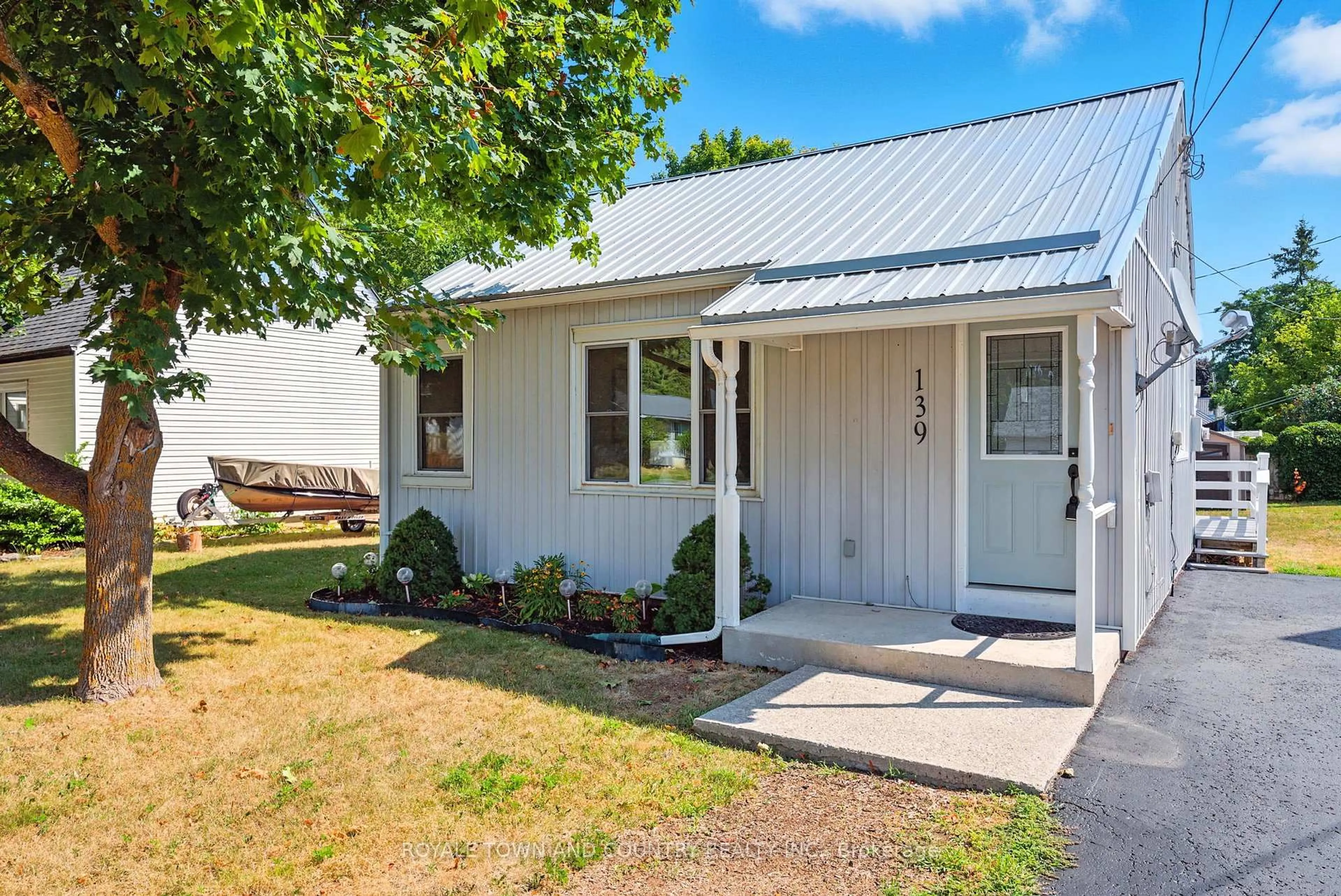 Home with vinyl exterior material, street for 139 Centre St, Trent Hills Ontario K0L 1L0
