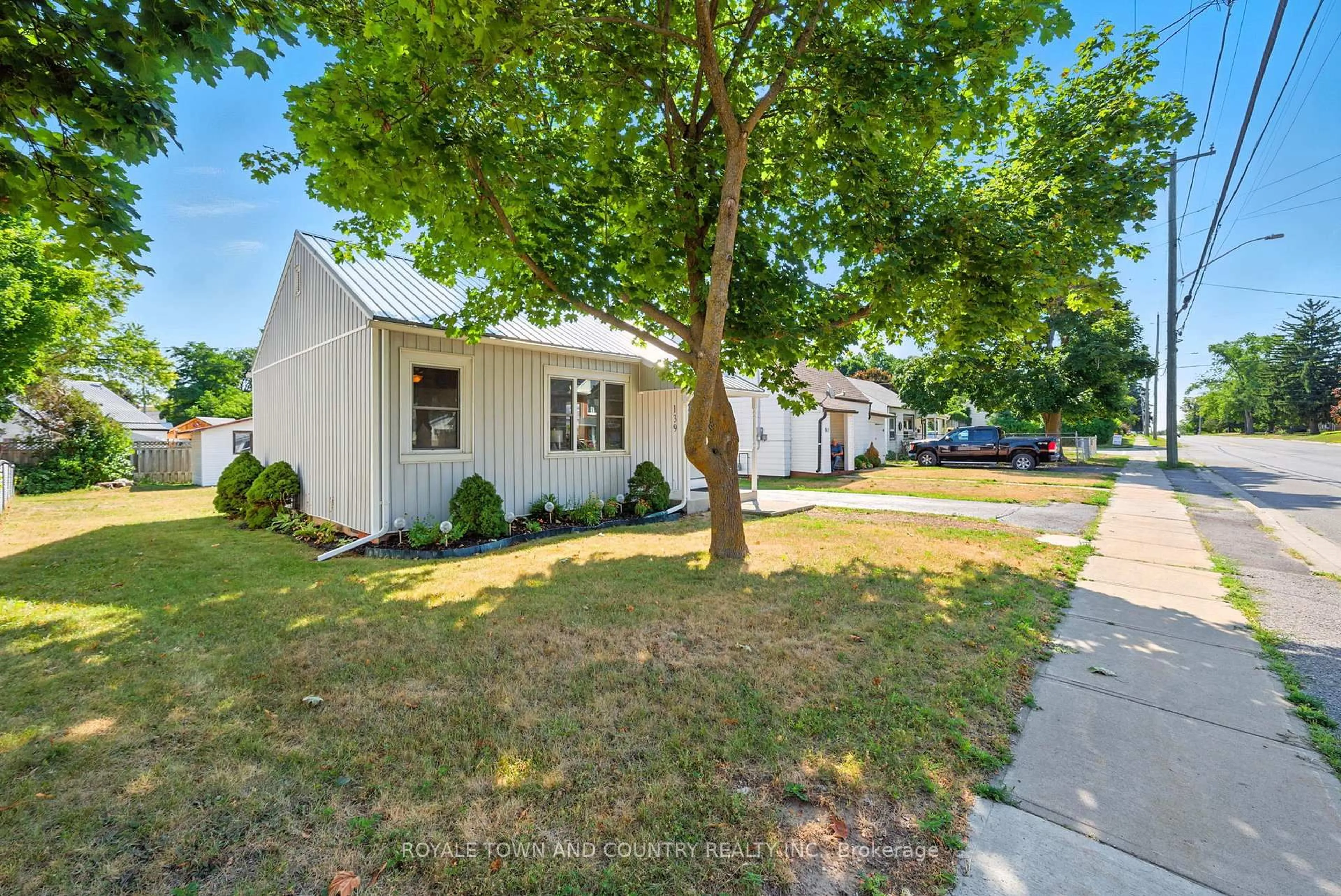 A pic from outside/outdoor area/front of a property/back of a property/a pic from drone, street for 139 Centre St, Trent Hills Ontario K0L 1L0