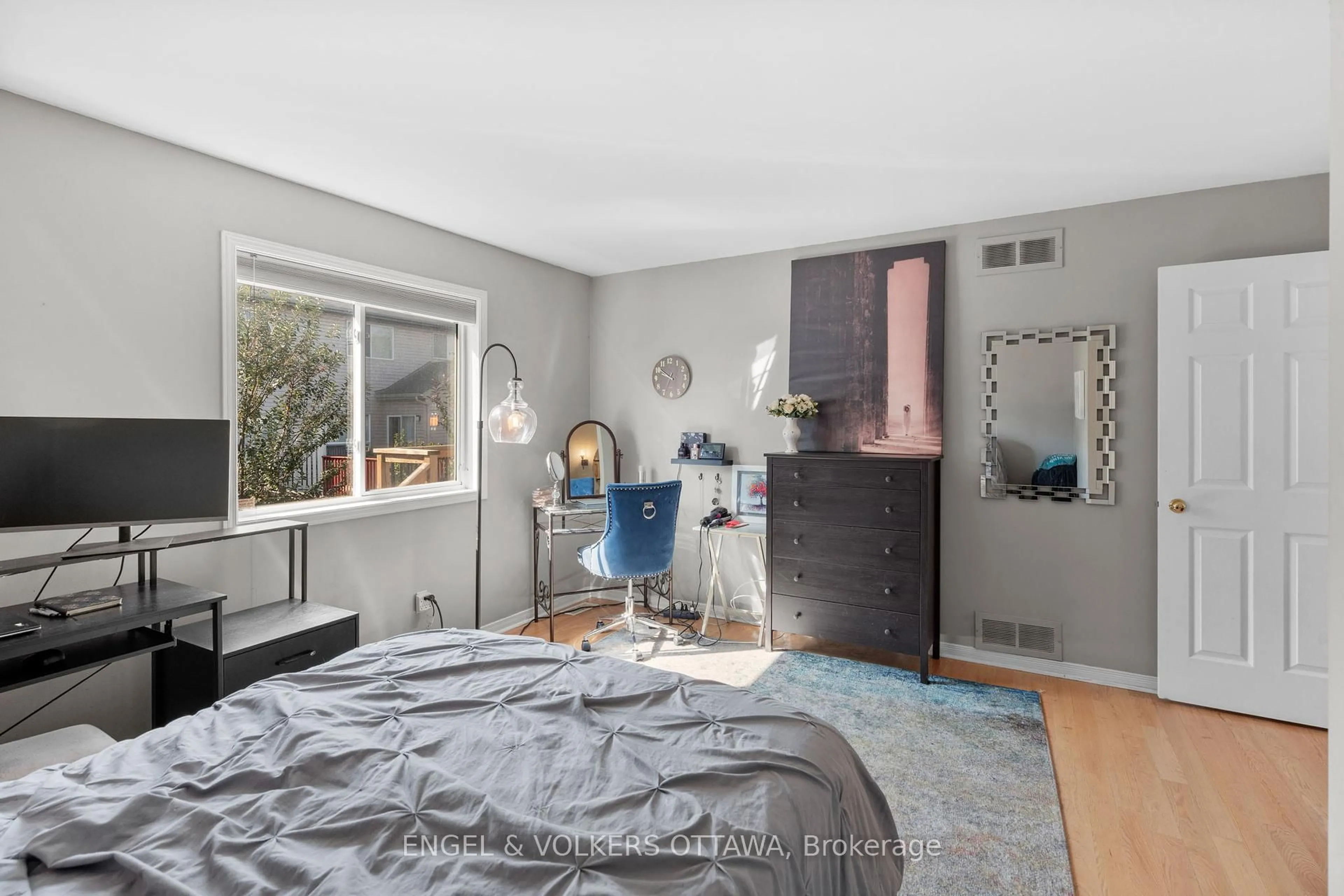 A pic of a room for 128 Grandpark Circ, Ottawa Ontario K1G 6R5
