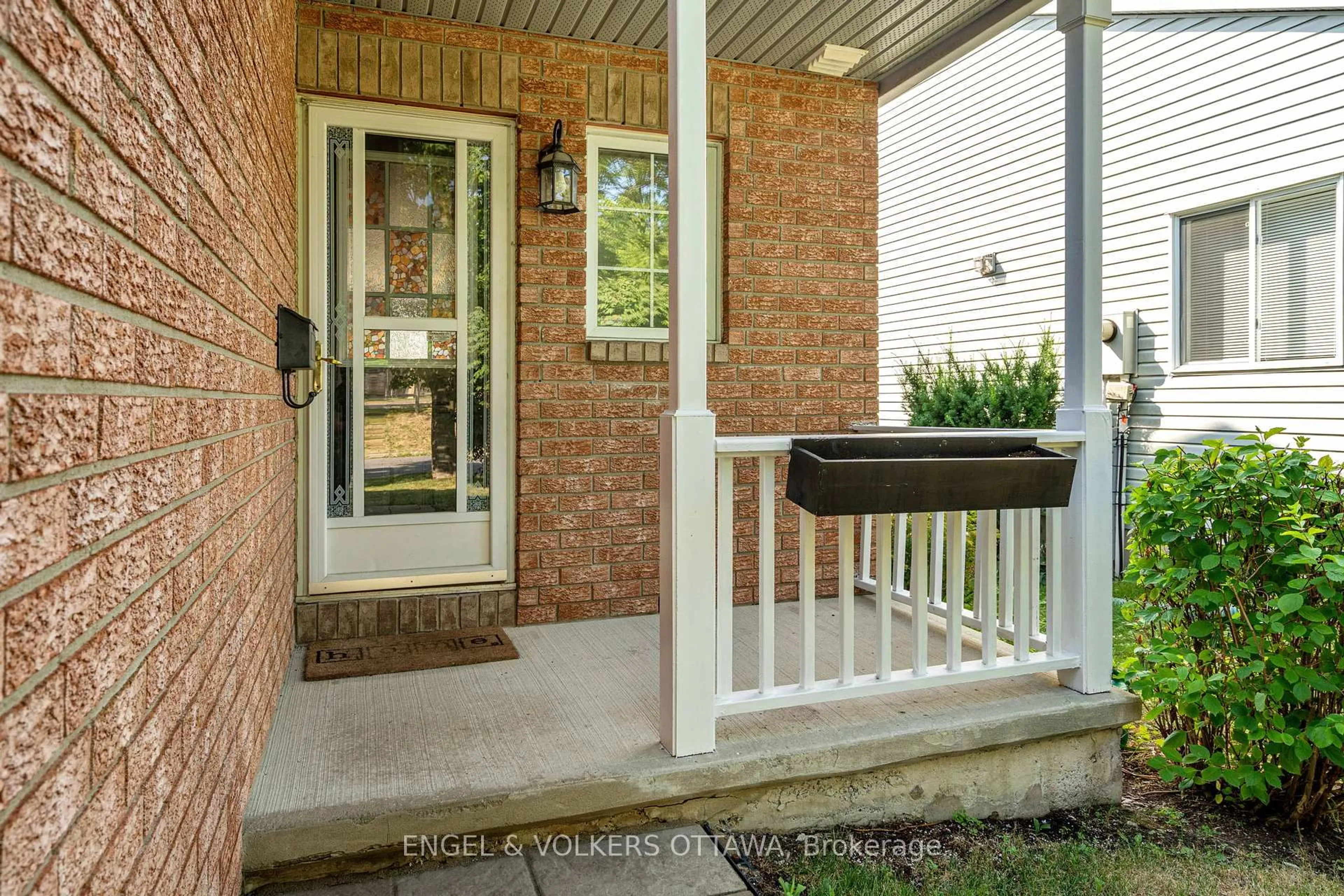 Indoor entryway for 128 Grandpark Circ, Ottawa Ontario K1G 6R5