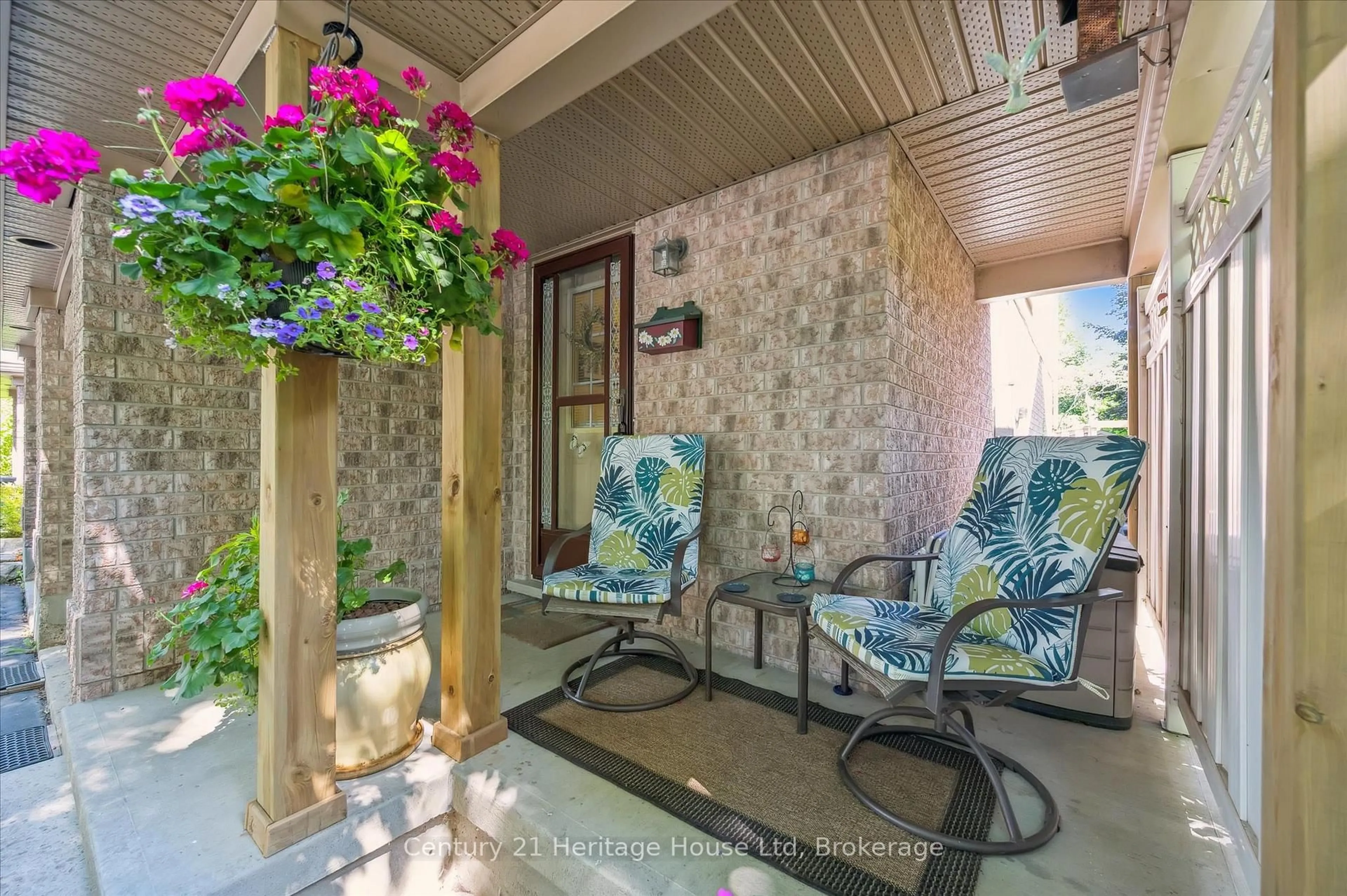 Patio, street for 229 Silurian Dr, Guelph Ontario N1E 7B8