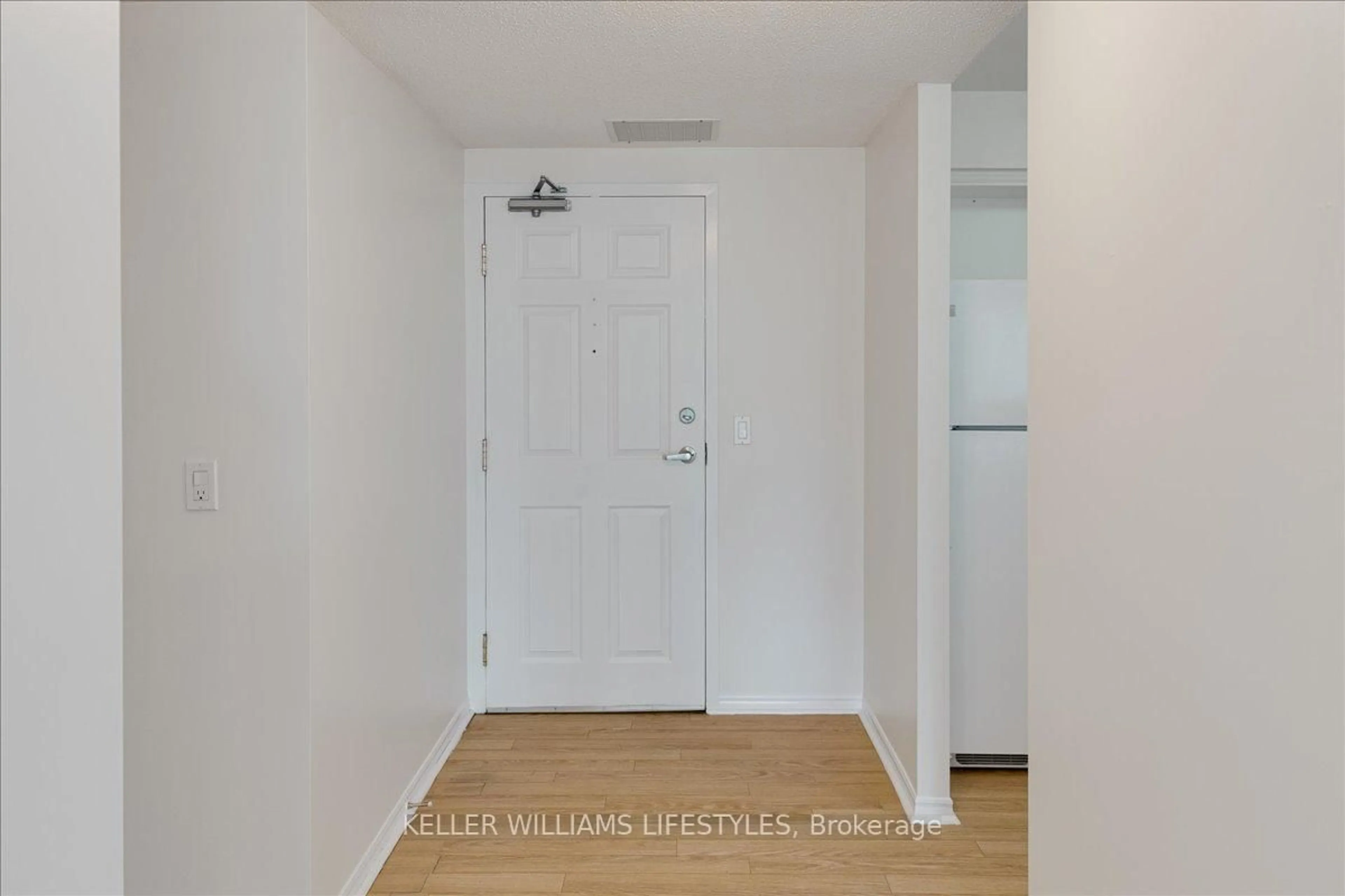 Indoor entryway for 511 Gainsborough Rd #410, London North Ontario N6G 4Z5