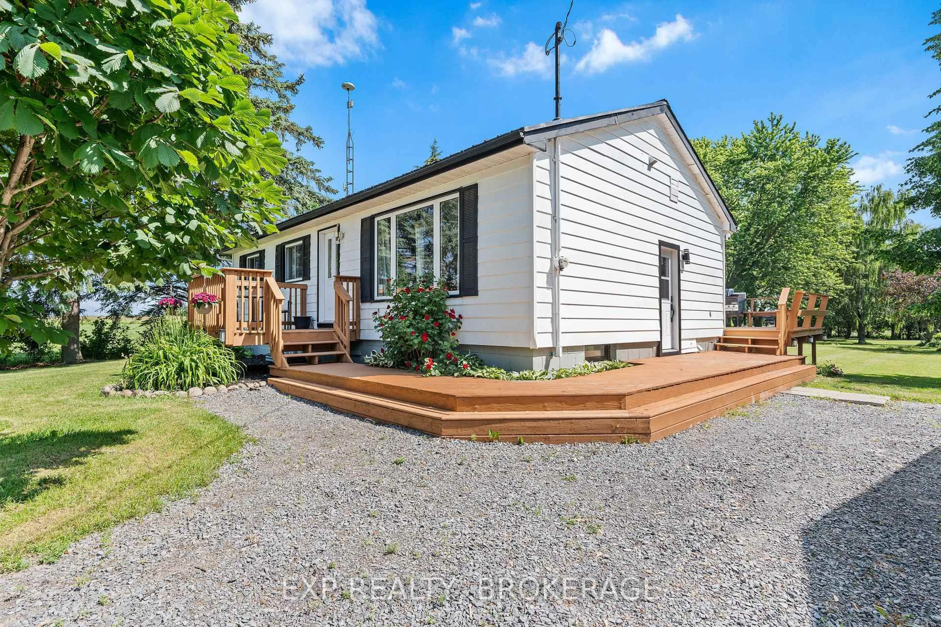 A pic from outside/outdoor area/front of a property/back of a property/a pic from drone, street for 912 8TH LINE Rd, Wolfe Island Ontario K0H 2Y0