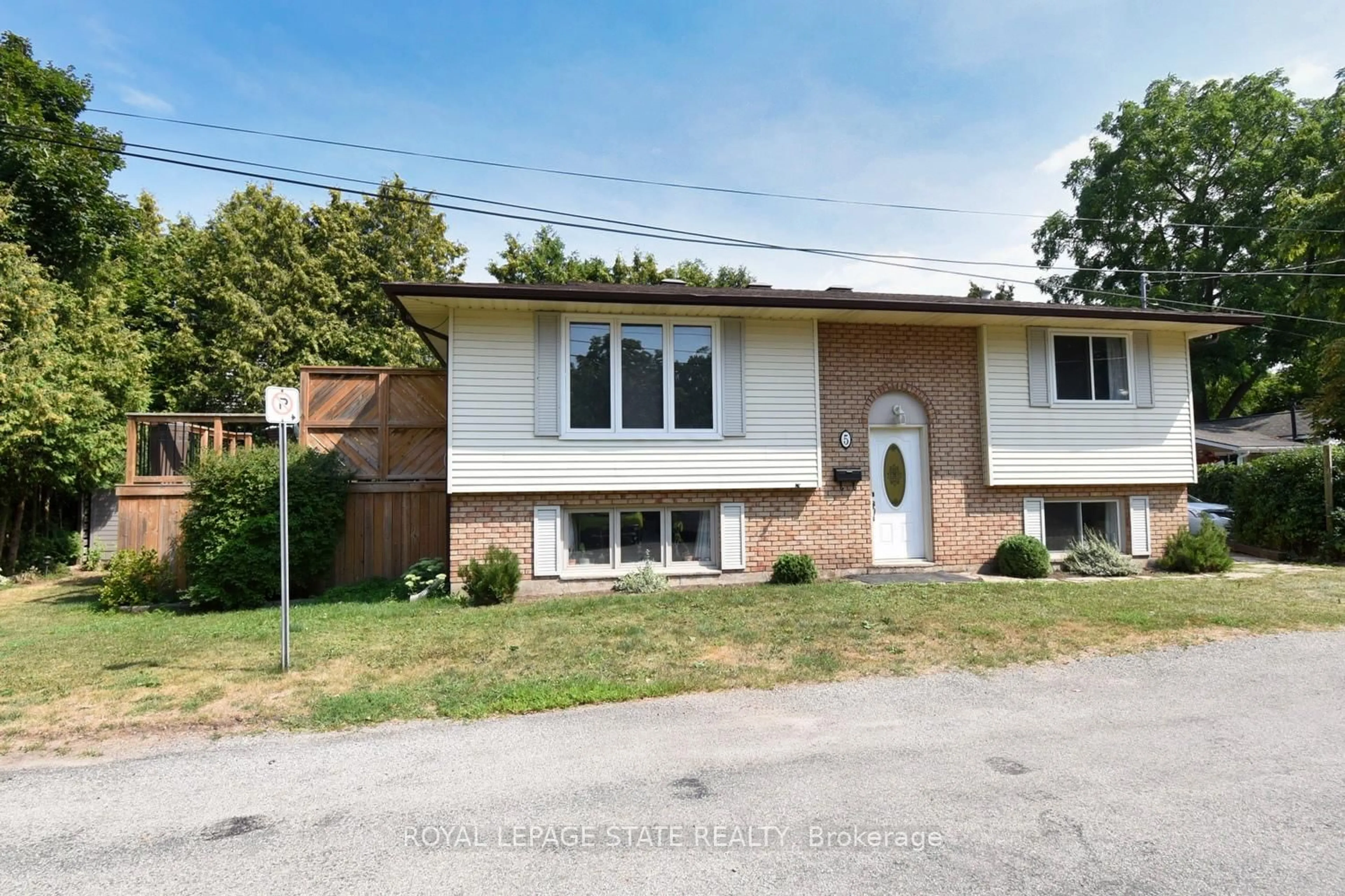 Home with brick exterior material, street for 5 7th St, Grimsby Ontario L3M 2T5