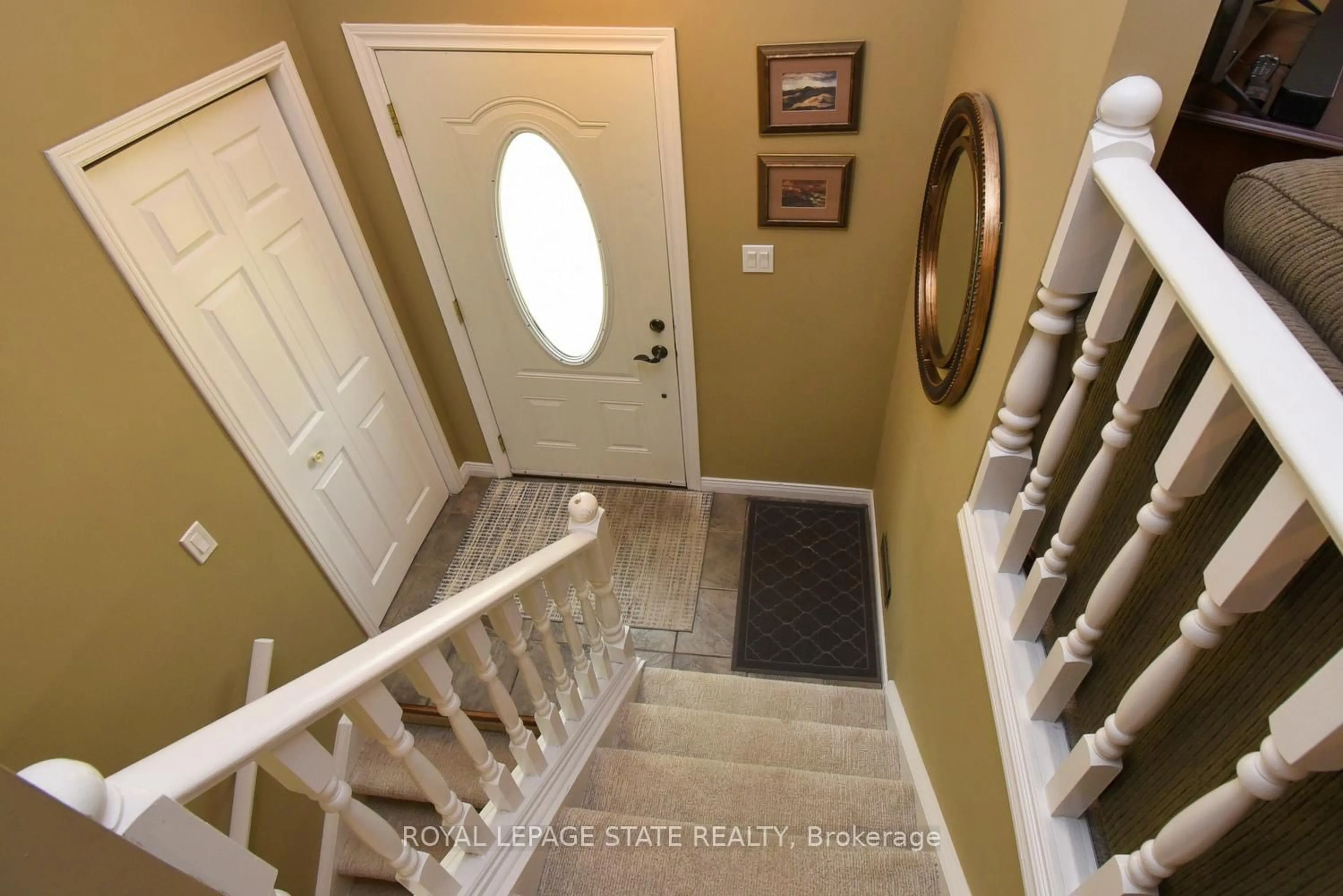Indoor entryway for 5 7th St, Grimsby Ontario L3M 2T5
