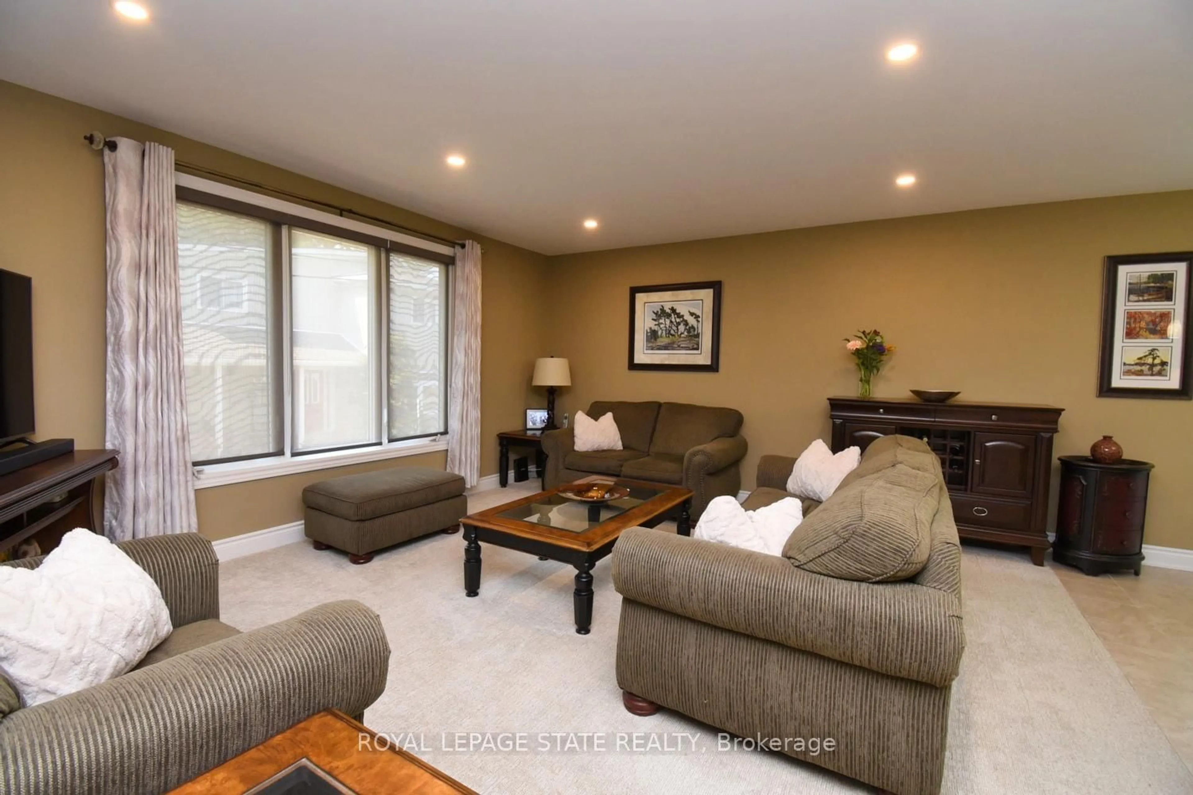 Living room with furniture, unknown for 5 7th St, Grimsby Ontario L3M 2T5
