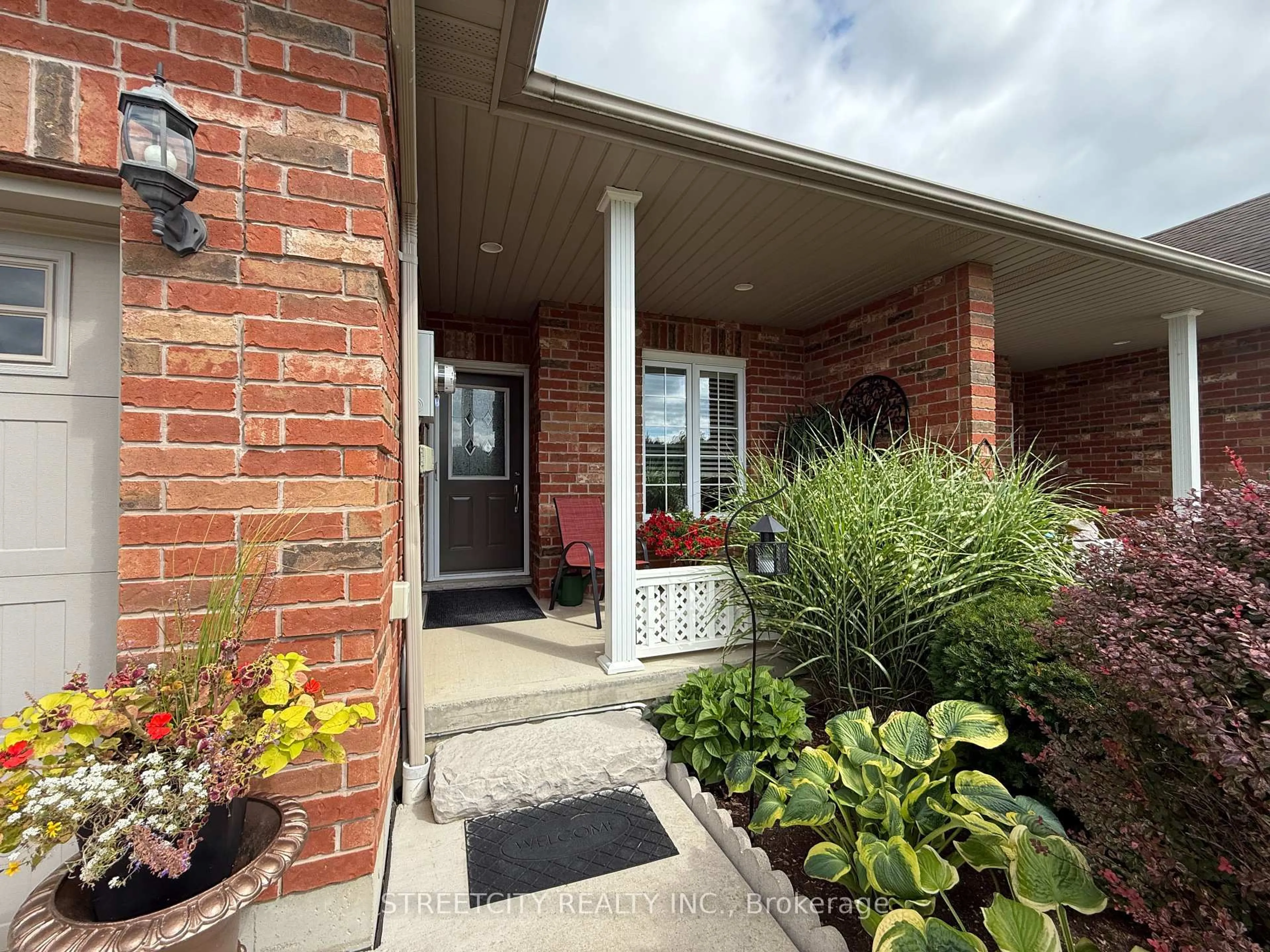 Indoor entryway for 16 Leisure Lane, Chatham-Kent Ontario N0P 1M0