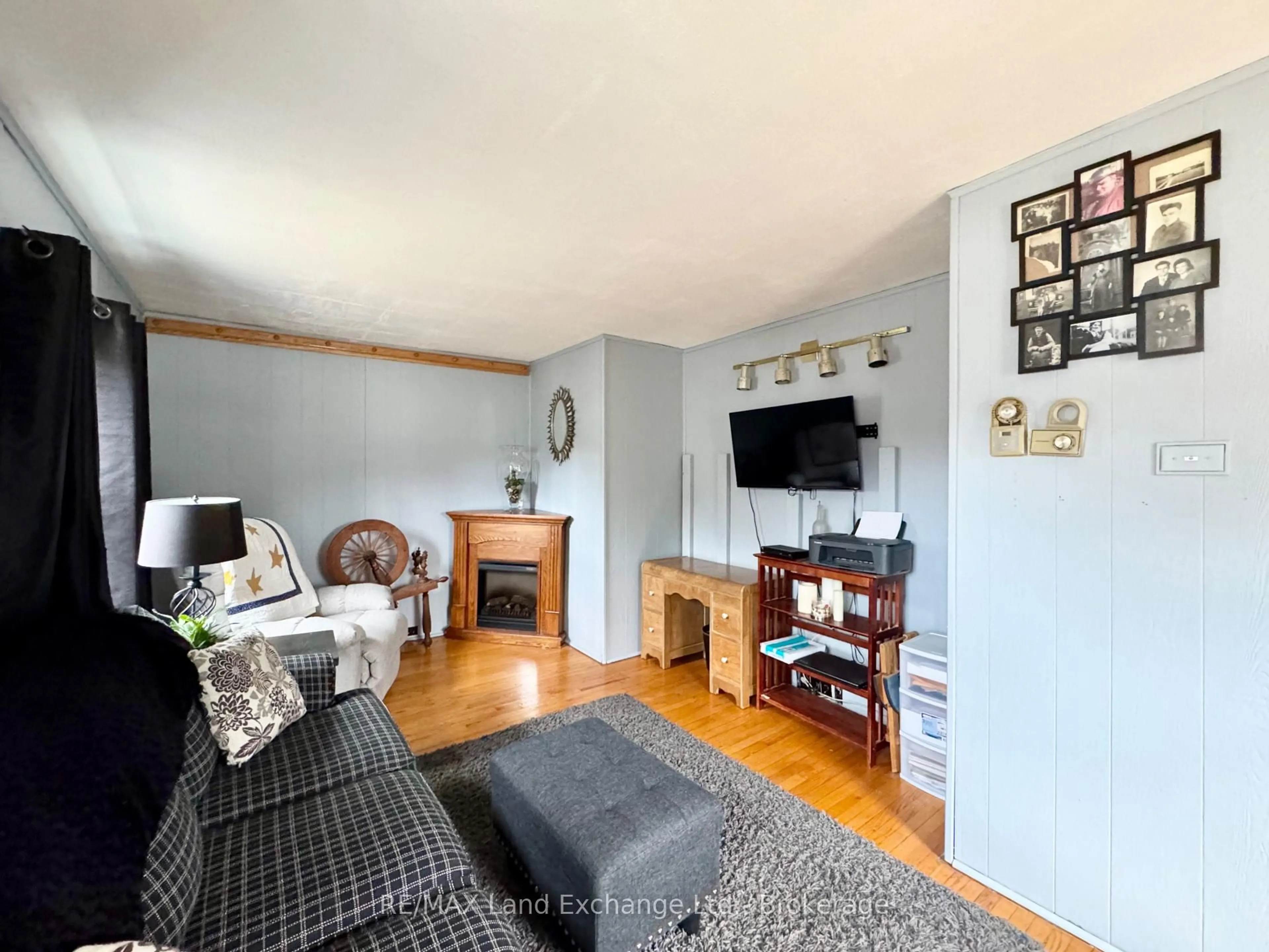Living room with furniture, unknown for 677 Louis St, Saugeen Shores Ontario N0H 2C4