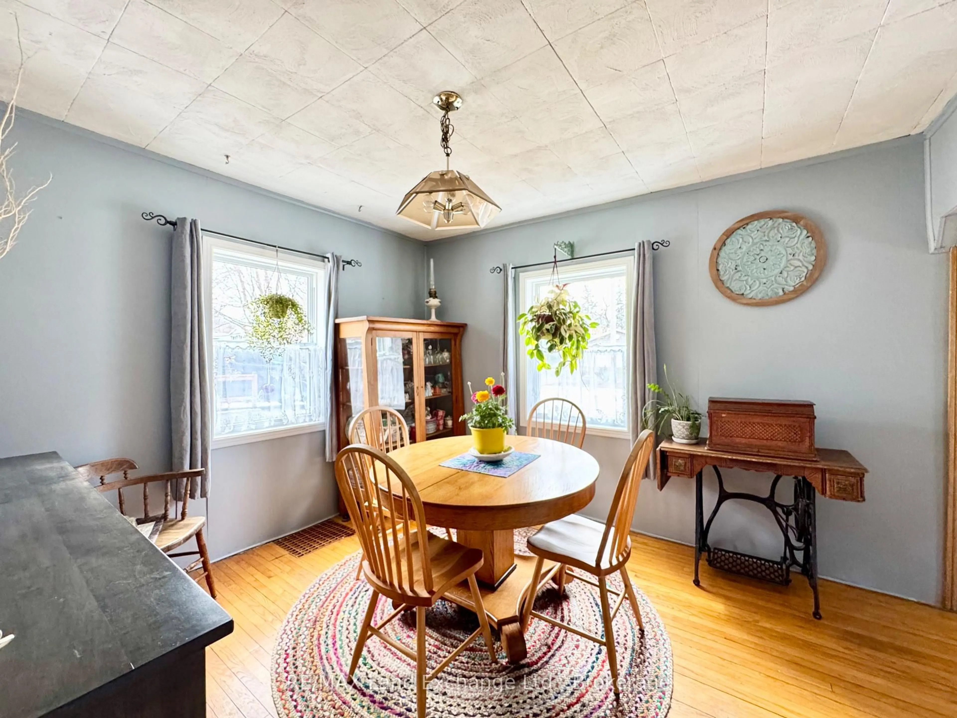 Dining room, wood/laminate floor for 677 Louis St, Saugeen Shores Ontario N0H 2C4