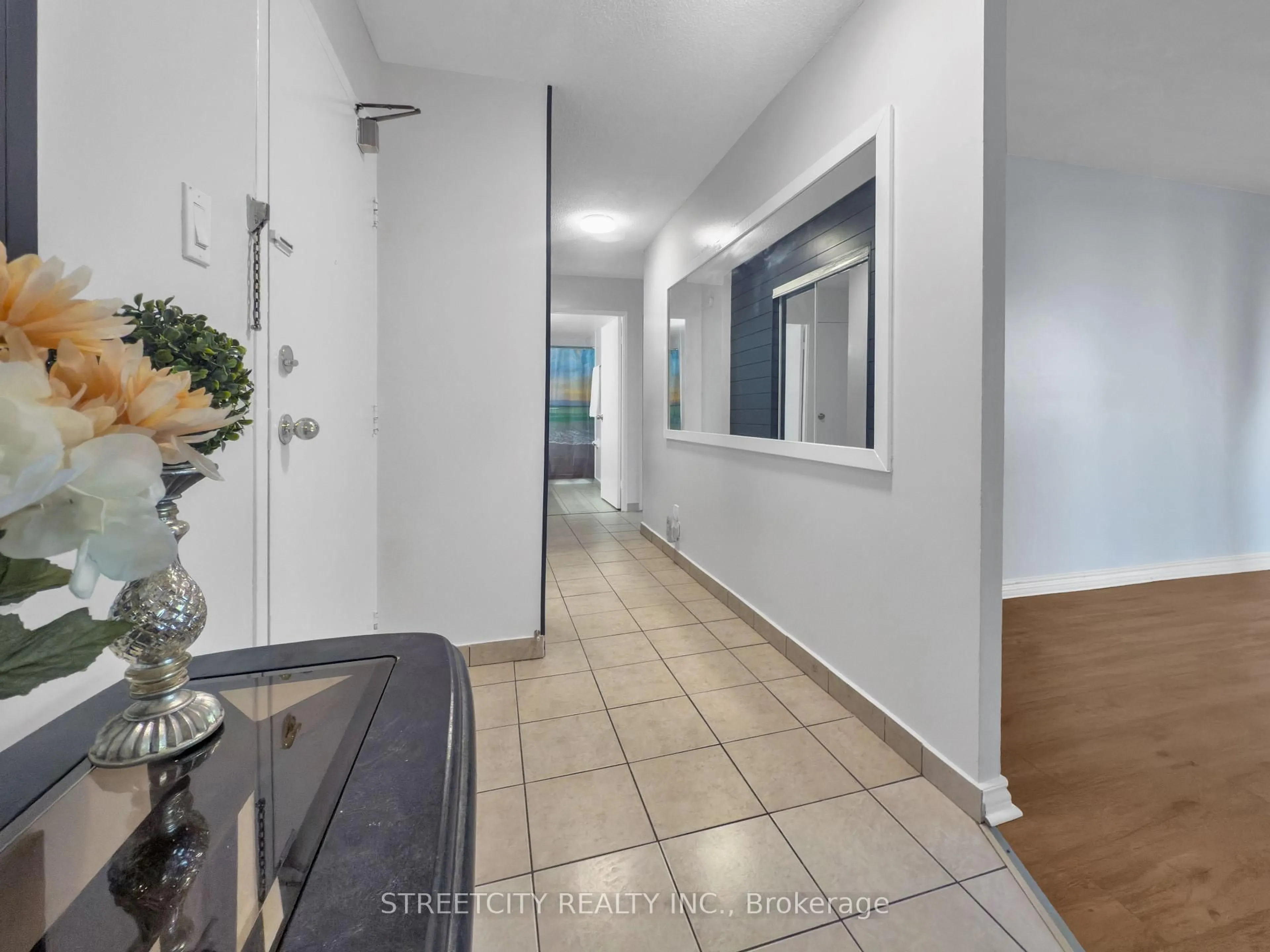 Indoor entryway for 1103 Jalna Blvd #203, London South Ontario N6E 2W8
