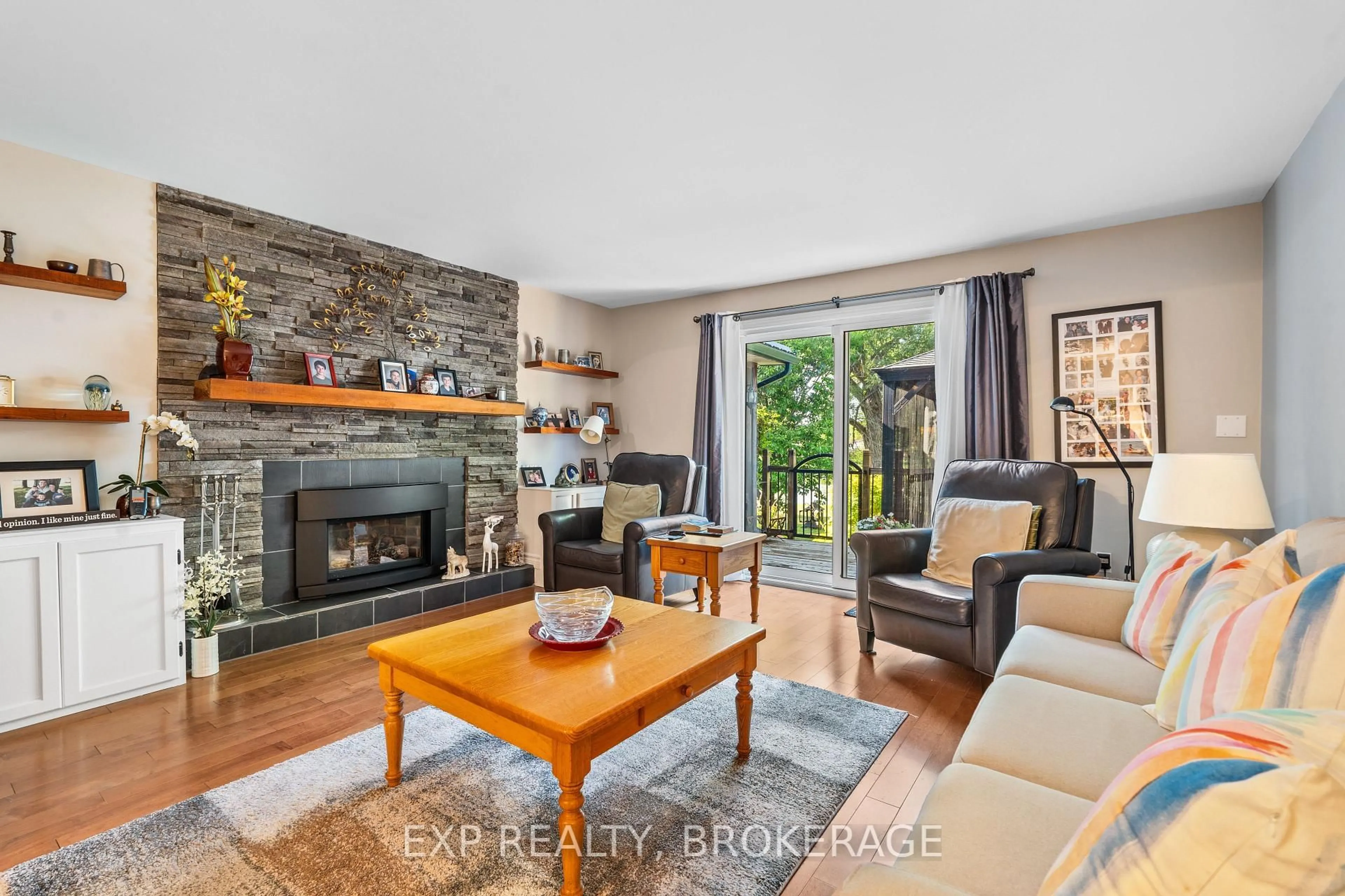 Living room with furniture, wood/laminate floor for 746 NATURESHORES Lane, Kingston Ontario K7L 4V3
