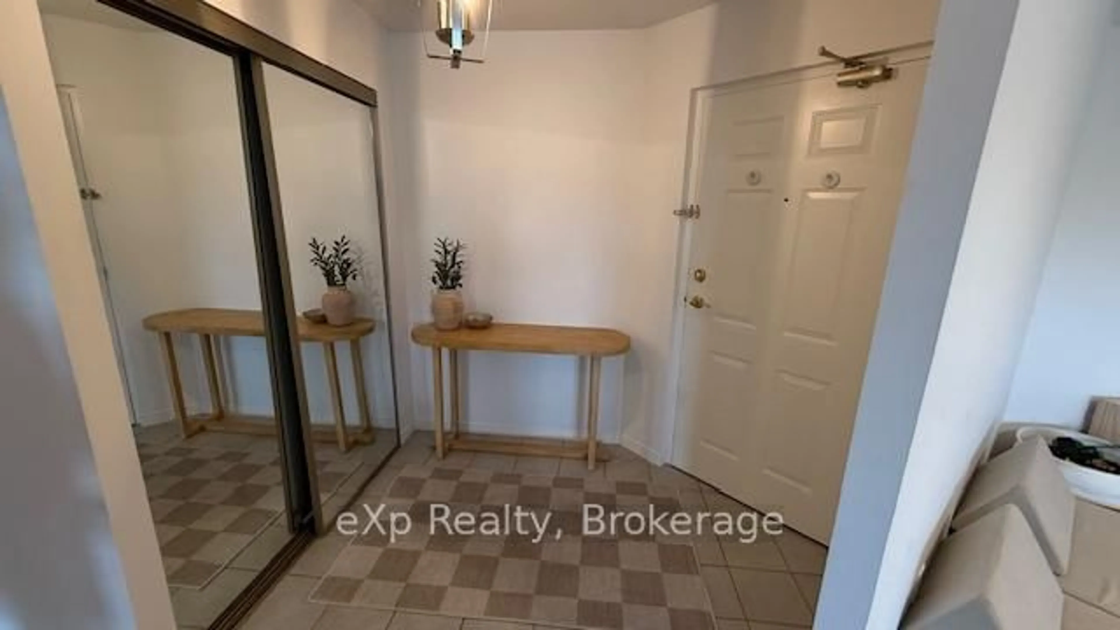 Indoor entryway for 536 11th Ave #402, Hanover Ontario N4N 2S4
